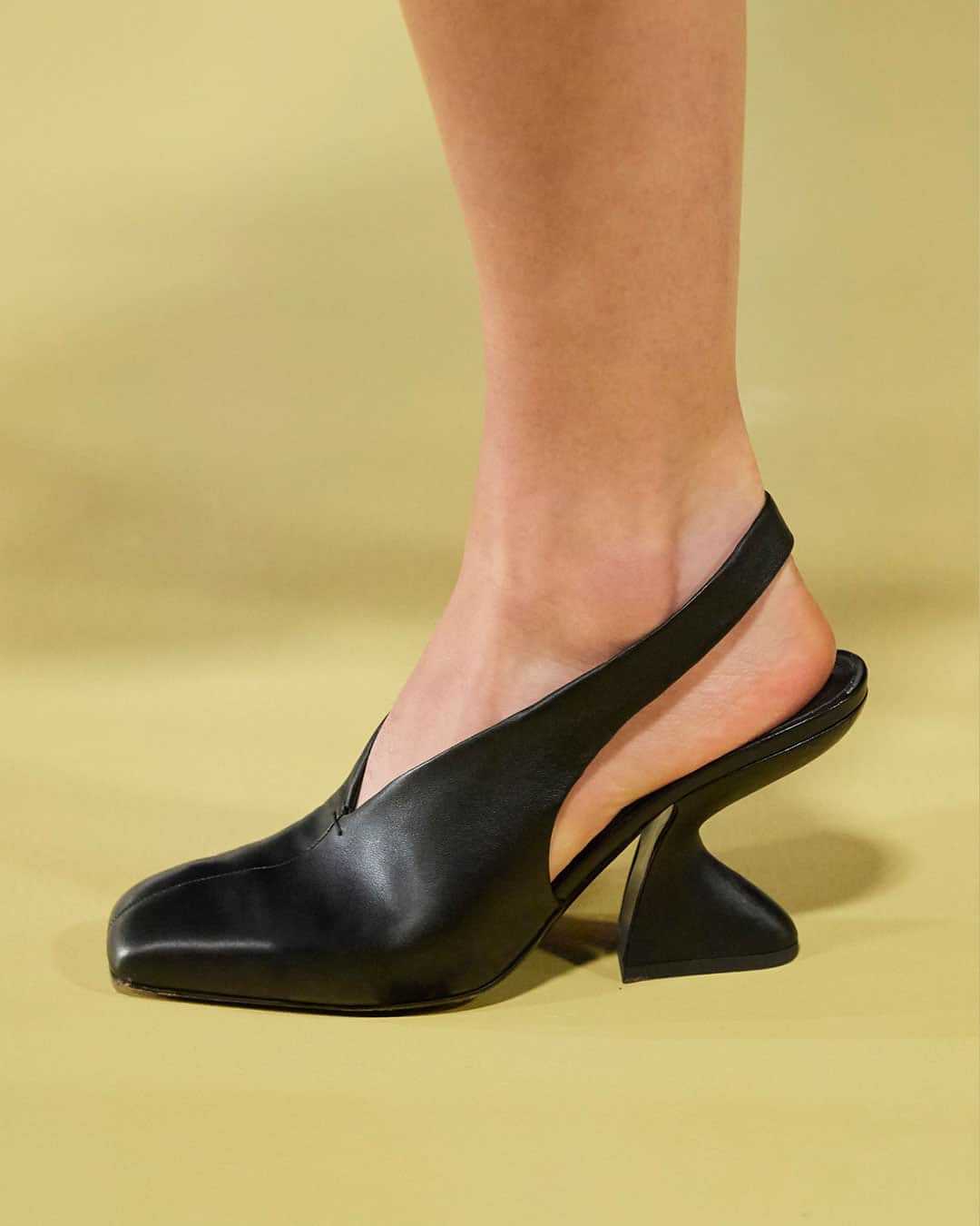 サルヴァトーレ・フェラガモさんのインスタグラム写真 - (サルヴァトーレ・フェラガモInstagram)「Sculptural Elegance: a newly imagined F-Wedge heel makes an appearance at the #FerragamoSS21 show, borrowing inspiration from one of Salvatore Ferragamo’s most iconic creations. Swipe right to see the other iterations that include square-toed slingbacks and elongating décolletage mules in lush leather constructions.」9月30日 21時00分 - ferragamo