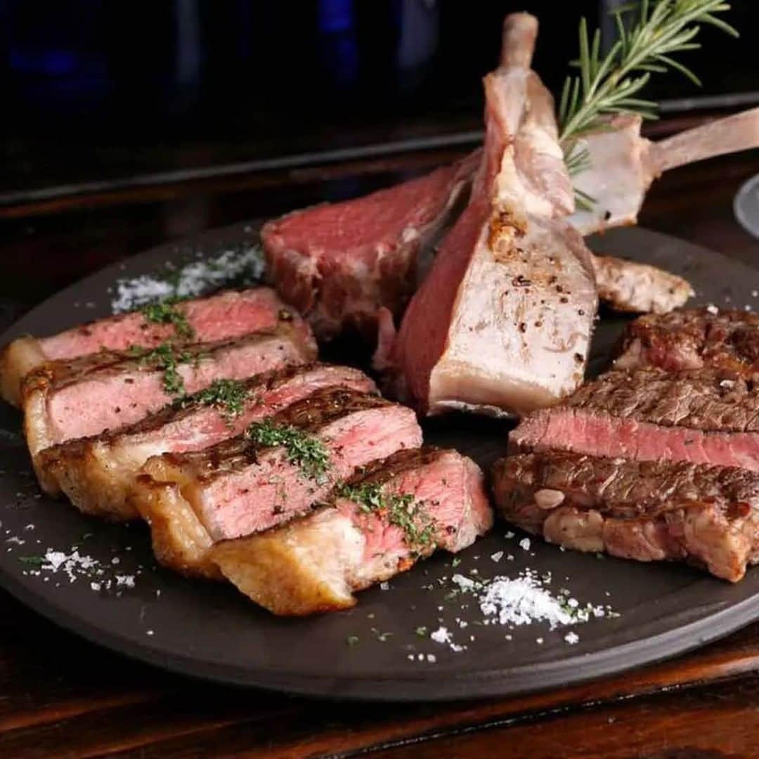 のインスタグラム：「MOZU@六本木  【記念日★2時間飲み放題】花火付きメッセージプレートでお祝い！前菜や牛ハラミのステーキ、トリュフのきのこご飯など全5皿  六本木の隠れ家空間「MOZU」が贈る、スパークリングワイン含む2時間飲み放題が付いたディナープラン。2時間火入れをした名物の牛ハラミのステーキや、トリュフ・ポルチーニ・パルメザンを使用した〆のきのこ飯など、全5皿を楽しめる。 ・ スパークリングワインなど30種が2時間好きなだけ楽しめるから、お好きなドリンク片手に楽しいひとときを過ごして。 ・ 希望者にはデザートプレートサービスもあるので、記念日や誕生日にもおすすめ。  店名：MOZU 住所：東京都港区六本木7-10-1 福一六本木ビル1F アクセス：東京メトロ日比谷線および都営大江戸線「六本木駅」7番出口より徒歩3分、東京メトロ千代田線「乃木坂駅」3番出口より徒歩6分  詳しくは、プロフィールURLより↓  @ozmall_restaurant  #ozmall #オズモール #ozグル #レストラン #グルメ #グルメ好きな人と繋がりたい #グルメ #東京グルメ #記念日ディナー #女子会ディナー　#東京   #肉 #肉料理 #肉スタグラム #肉すたぐらむ #肉好きな人と繋がりたい #肉汁たっぷり #肉バル #焼肉 #焼肉ランチ #焼肉ディナー #お肉大好き #お肉ランチ #お肉ディナー #肉愛 #飯テロ #肉テロ #肉好き女子 #六本木 #六本木グルメ」