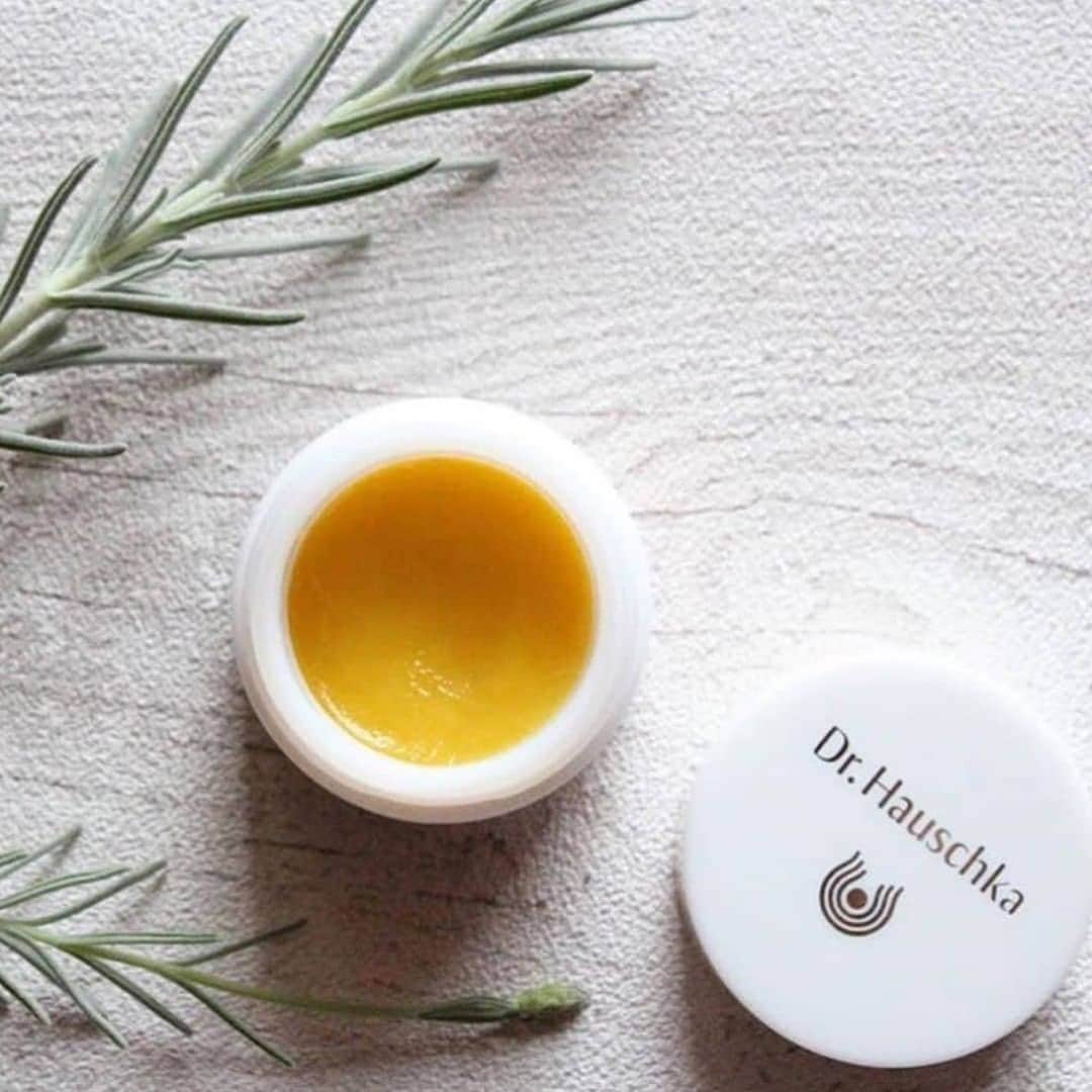 Dr. Hauschka Japan ドクターハウシュカのインスタグラム：「秋の夜長にスペシャルリップケア【リップバーム】⁠ .⁠ .⁠ 夏の紫外線ダメージを受けたまま秋冬の乾燥ダメージが加わることで、打撃をうけるのは実はお肌だけではありません。影響を強くうけるのは、角質が薄く皮脂が出にくい「唇元」なんです。それに加えてマスク着用で更に乾燥がより気になります。季節の変わり目にこそ、しっかりとしたリップケアが重要です。⁠ .⁠ .⁠ リップバームは、バーム状のこっくりしたテクスチャー⁠ 唇のかさつき・縦ジワ・唇の皮むけが気になる方に。⁠ .⁠ .⁠ 夜寝る前にたっぷり塗って、唇の集中パックに。⁠ 翌日の朝は、ぷるぷる＆柔らかリップへ。⁠ キューティクルや指先のケアにも。⁠ .⁠ .⁠  #drハウシュカ#ドクターハウシュカ#ナチュラルコスメ#オーガニックコスメ#スキンケア#リップケア#リップクリーム#ミツロウ#ホリスティックビューティ#ナチュラルビューティ#保湿ケア#しっとりリップ#荒れないリップ#リップバーム#敏感リップ#唇の縦じわ#荒れケア#敏感肌#マスク荒れ#ハーブ#リップメイク#オーガニックコスメ好きな人と繋がりたい#オーガニック好きな人と繋がりたいドイツコスメ#海外コスメ#サステナビリティ#オーガニック女子#オーガニックライフ#ナチュラルな暮らし#スキンケア難民#スキンケア大事」