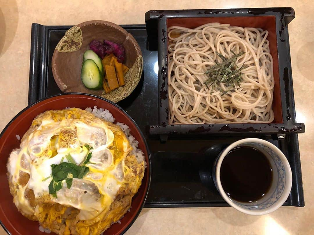 平田一喜さんのインスタグラム写真 - (平田一喜Instagram)「本日の #晩飯  #カツ丼 #蕎麦 #お新香 #蕎麦好き」9月30日 21時01分 - parakissk