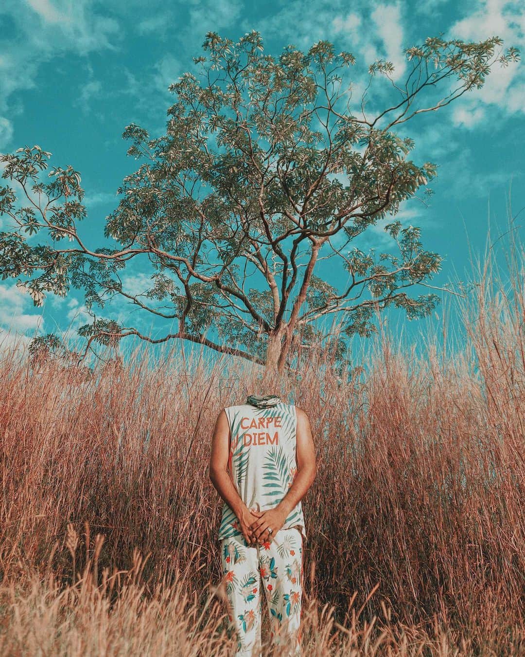 Giuseppe Pepeのインスタグラム：「#LoosingMyMind . ~ L I K E  A  T R E E  I N T O  M E  3/3 🌲🌳🌴 . How would you look without your head? . This is my visual experiment born a few time ago with the global community of creatives user of @instagram, today I’m still here with the same passion and creative energy for continue to inspire me with all of these headless shots that comes from all of the world and for continue (or at least I try) to amaze you. . Why all these headless shot? We all often loose our head for something or someone, it may happen every day or at least once in a life time. This happens to all of us and that's what I want to suggest, How would we look without our heads, without our body engine? could we frame this pic? this image may look funny, scary, unique… I thought why not to "remove completely" our heads off to see what it looks like. The result came, and sometimes it's amazing. . Thanks to @helloameer for the shot, and for Inspiring me to create the series, really nice gallery and so creative talent from India 👌🏼 . #pepedsgn」