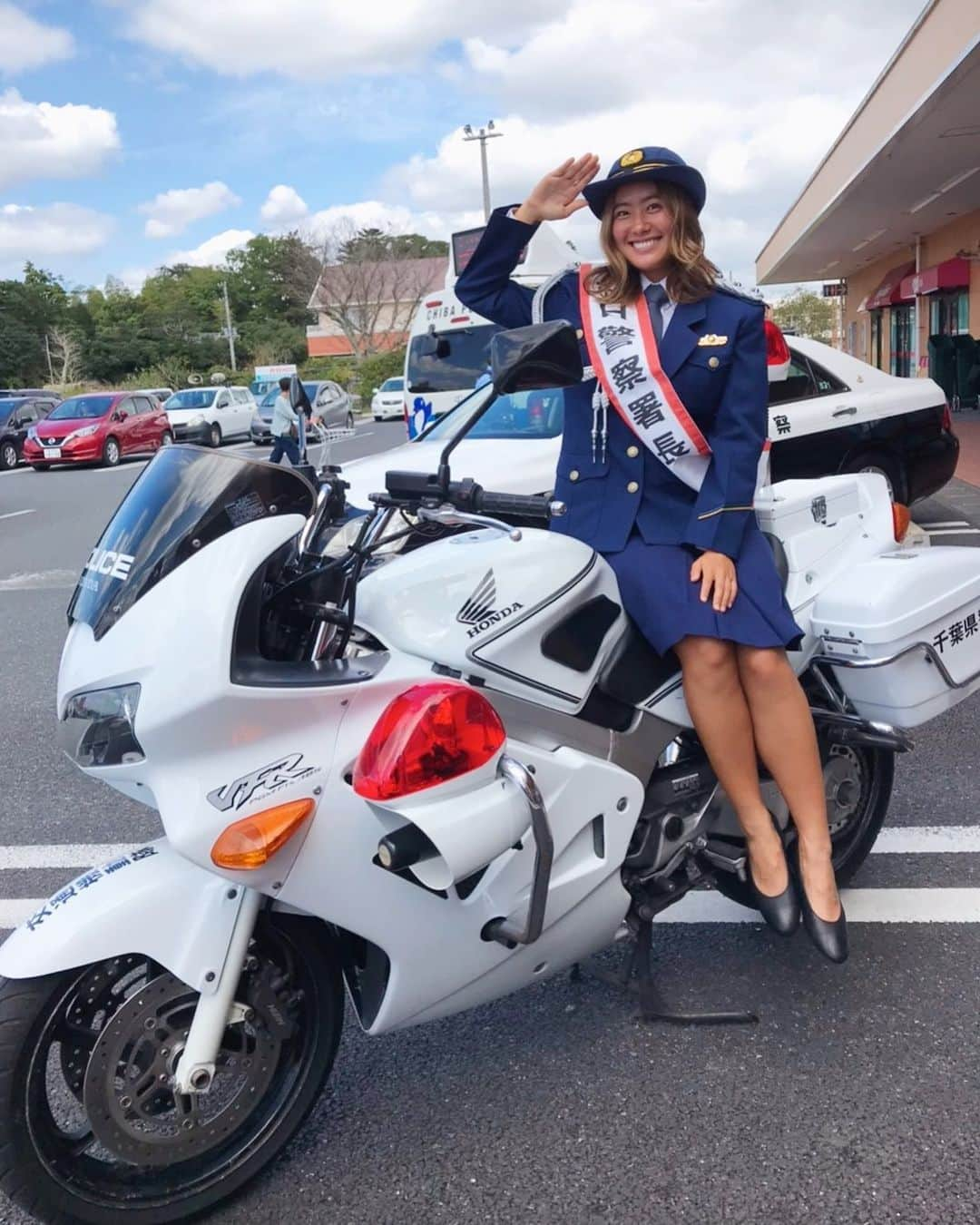 白波瀬海来さんのインスタグラム写真 - (白波瀬海来Instagram)「. 【千葉県茂原1日警察署長】 務めさせて頂きました👮🏽💜 今回、一宮町のせんどうスーパーにお邪魔して交通安全運動をしてきました！とてもいい経験ができました！ありがとうございました！ . 今日の1日警察署長の事が、明日の新聞何社かに載りますのでぜひCheckしてみてください🙇🏼‍♀️ . これからも交通事故や水難事故に気をつけて皆様お過ごし下さい🙌🏽 . ヘアメイクしてくれた @hapykoo_ ありがとう💜 #千葉県警察 #1日警察署長 #茂原警察署」9月30日 21時02分 - kyra.97