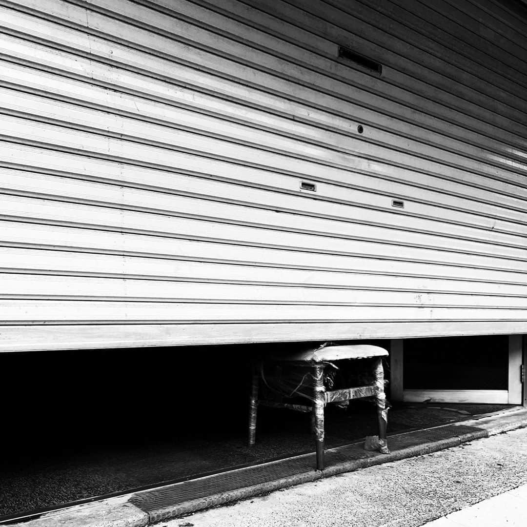 naotakeのインスタグラム：「ひと休み - A break / iPhone XR & Snapseed, 20201001 . . 口さみしいときには、でんろく豆をポリポリ。 . . bw12 #spicollective #royalsnappingartists #infamous_family #rsa_main #infinity_photo_cult #2_fineart #jp_gallery_member #jp_gallery_bnw #trb_bnw #wp_bnw  #bnw_life #bnwlife_member #bnw_life_shots #bnw_captures #world_bnw #top_bnw #team_jp_ #team_jp_モノクロ #ig_energy_bw #ig_nihon #streetphotographybnw #igersjp #blackandwhite #bnw #bnwphoto #monochrome #bw #bnwphotography #ShotOniPhone #shotoniphoneXR」