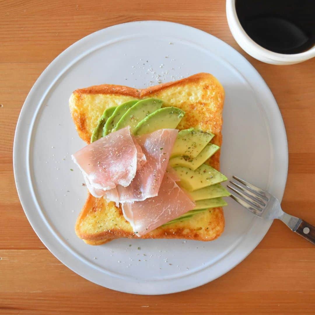 山崎佳のインスタグラム：「Today’s breakfast. 甘くないフレンチトースト。パンを横にスライスして間にチーズを挟んでいます。 食パンは30秒くらいレンジで温めてから卵液に漬けると染み込むのが早くなるんだけど、温めるとパンが柔らかくなるので、薄くスライスするなら温める前の方が良いです。」