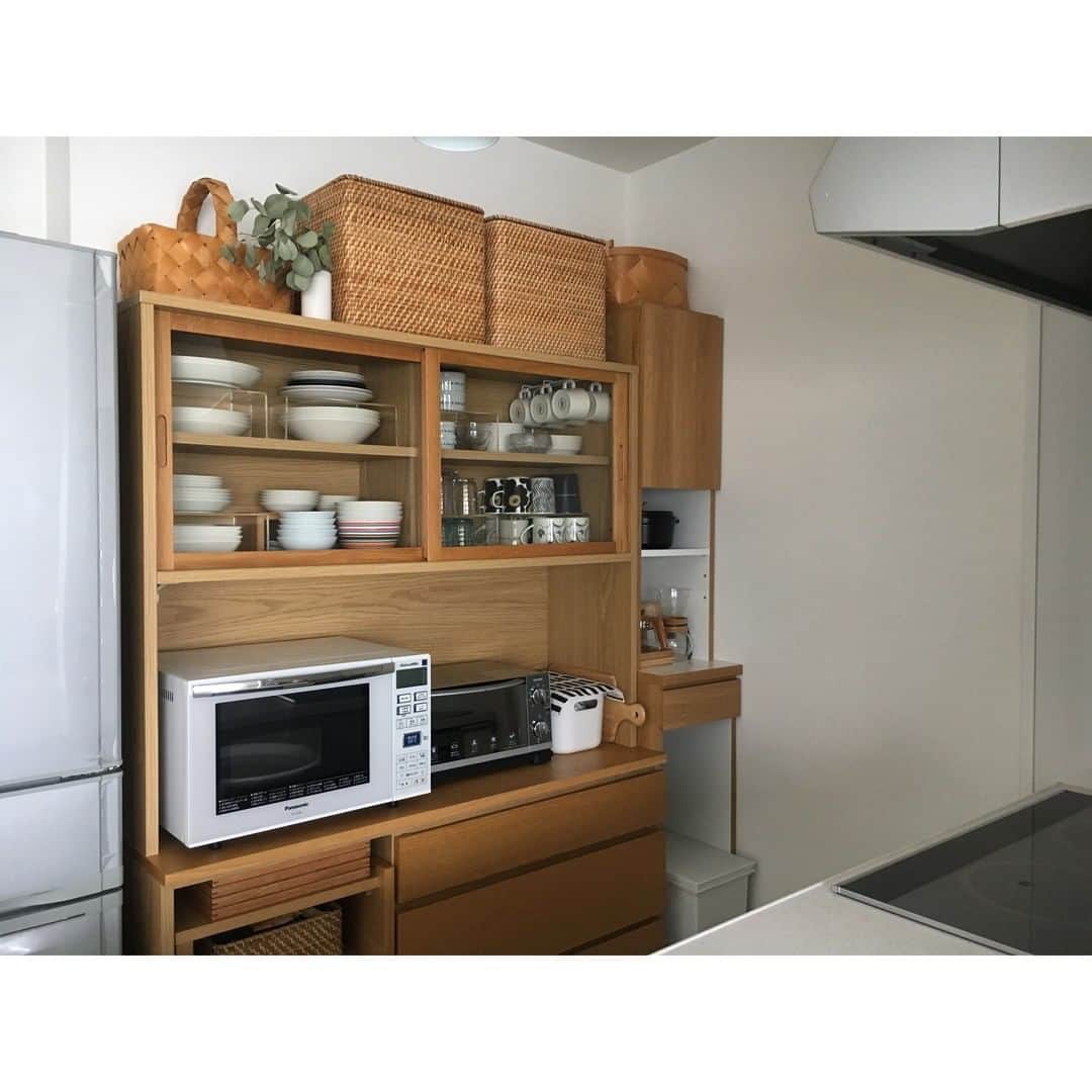 ムクリ［mukuri］さんのインスタグラム写真 - (ムクリ［mukuri］Instagram)「オプションを選ばす、家具の雰囲気と合わた無印良品カップボード。  マンション購入の際に大きな決め事にオプション選定がありますよね。キッチン周りや和室の畳、エコカラットなんかも選択肢にあったりと。  モデルルームの印象や 充実した機能、後々施工ができずらい、 そんな観点からもオプション選択は迷います。  そこで立ち止まりたいのは リビングダイニングも含めどんなインテリアにしたいか。 軸となる家具や、理想とする雰囲気は どんなイメージを持っているか。  オープンなキッチンだからこそ、 オプションは採用せず無印良品の食器棚を設置。 それは、リビング〜ダイニングにかけてオーク材中心のナチュラルなインテリアを目指していたから。  使い勝手のよい収納面もさることながら、 統一されたインテリアも参考にしたいところですね。  ▶︎ご紹介した記事 https://mukuri.themedia.jp/posts/3643170 「マンション」のカテゴリーより記事をご覧いただけます。  #キッチン #kitchen #マンション #マンションインテリア #新築 #マイホーム #myhome #マイホーム計画 #マイホーム記録 #家 #おうち#インテリア #interior #収納 #無印良品 #KEYUCA #整理収納 #暮らし #丁寧な暮らし #暮らしを楽しむ #すっきり暮らす#暮らしを整える#くらしの編集#ムクリ」9月30日 21時05分 - mukuri_official