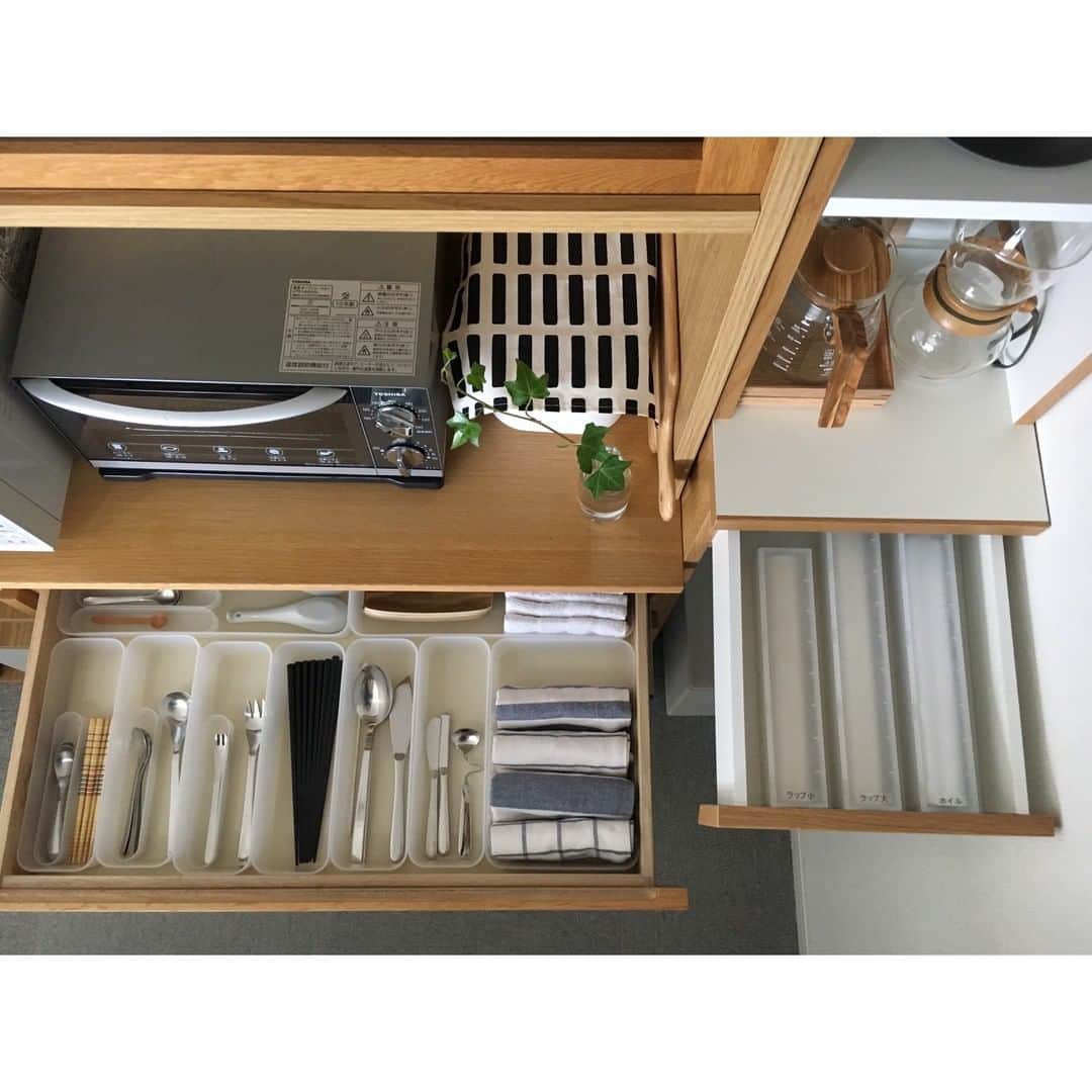 ムクリ［mukuri］さんのインスタグラム写真 - (ムクリ［mukuri］Instagram)「オプションを選ばす、家具の雰囲気と合わた無印良品カップボード。  マンション購入の際に大きな決め事にオプション選定がありますよね。キッチン周りや和室の畳、エコカラットなんかも選択肢にあったりと。  モデルルームの印象や 充実した機能、後々施工ができずらい、 そんな観点からもオプション選択は迷います。  そこで立ち止まりたいのは リビングダイニングも含めどんなインテリアにしたいか。 軸となる家具や、理想とする雰囲気は どんなイメージを持っているか。  オープンなキッチンだからこそ、 オプションは採用せず無印良品の食器棚を設置。 それは、リビング〜ダイニングにかけてオーク材中心のナチュラルなインテリアを目指していたから。  使い勝手のよい収納面もさることながら、 統一されたインテリアも参考にしたいところですね。  ▶︎ご紹介した記事 https://mukuri.themedia.jp/posts/3643170 「マンション」のカテゴリーより記事をご覧いただけます。  #キッチン #kitchen #マンション #マンションインテリア #新築 #マイホーム #myhome #マイホーム計画 #マイホーム記録 #家 #おうち#インテリア #interior #収納 #無印良品 #KEYUCA #整理収納 #暮らし #丁寧な暮らし #暮らしを楽しむ #すっきり暮らす#暮らしを整える#くらしの編集#ムクリ」9月30日 21時05分 - mukuri_official