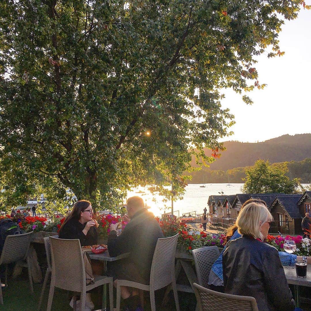 渡辺枝里子さんのインスタグラム写真 - (渡辺枝里子Instagram)「【湖水地方/food】 (Lake District)  湖水地方の食べ物と言ってもイギリスなので、ロンドンとはそこまで変わらずw  でも湖を眺めながらゆっくり過ごす時間はとても心地よかったです。  湖水地方で有名なグラスミアのジンジャーブレッドが紅茶と凄く合う✨　 📍@grasmeregingerbread   それから溶けたとろとろのチョコレートをソフトクリームにコーティングした、チョコディプアイスクリームが美味しかった☺️  あとは地ビール。湖水地方にあるビール醸造所の１つ、ホークスヘッドブルワリーのビールも頂きました。  湖水地方は開放的で穏やかで本当に気持ち良い場所で多くの人に愛されるのがわかりました☺️ また行きたいなぁ。  * * * * * #london #londonlife #londontrip #londondiaries #lakedistrict  #trip #travel #travelphoto #windermere #grasmere #ambleside #keswick #hawksheadbrewery  #ロンドン #イギリス　#ロンドン日記　#イギリス旅行　#湖水地方　#旅行 #ウィンダミア　#グラスミア#ホークスヘッドブルワリー #アンブルサイド　#ケズウィック #大自然　#湖水地方  #渡辺枝里子」9月30日 21時06分 - eriko_watanabe_21