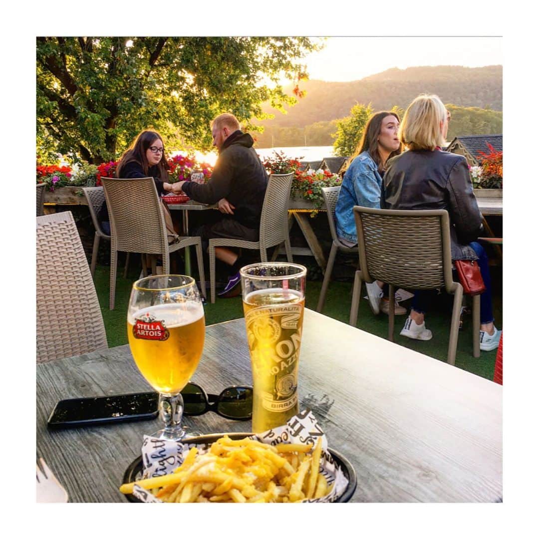 のインスタグラム：「【湖水地方/food】 (Lake District)  湖水地方の食べ物と言ってもイギリスなので、ロンドンとはそこまで変わらずw  でも湖を眺めながらゆっくり過ごす時間はとても心地よかったです。  湖水地方で有名なグラスミアのジンジャーブレッドが紅茶と凄く合う✨　 📍@grasmeregingerbread   それから溶けたとろとろのチョコレートをソフトクリームにコーティングした、チョコディプアイスクリームが美味しかった☺️  あとは地ビール。湖水地方にあるビール醸造所の１つ、ホークスヘッドブルワリーのビールも頂きました。  湖水地方は開放的で穏やかで本当に気持ち良い場所で多くの人に愛されるのがわかりました☺️ また行きたいなぁ。  * * * * * #london #londonlife #londontrip #londondiaries #lakedistrict  #trip #travel #travelphoto #windermere #grasmere #ambleside #keswick #hawksheadbrewery  #ロンドン #イギリス　#ロンドン日記　#イギリス旅行　#湖水地方　#旅行 #ウィンダミア　#グラスミア#ホークスヘッドブルワリー #アンブルサイド　#ケズウィック #大自然　#湖水地方  #渡辺枝里子」