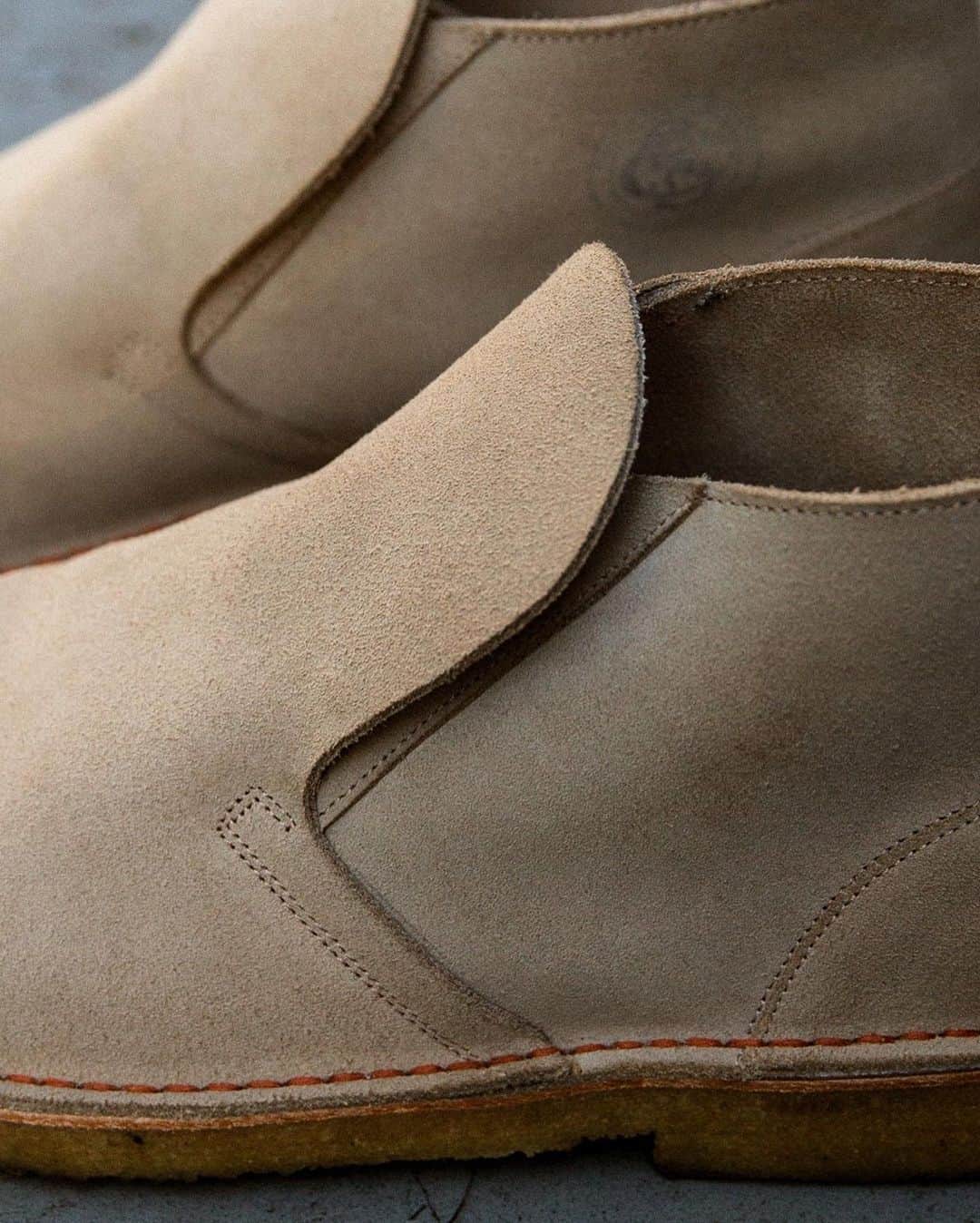 ビームスさんのインスタグラム写真 - (ビームスInstagram)「Clarks Originals × BEAMS "Desert Boots Inside Out" 10/3 Sat. Release!  @beams_mens_casual 今年で誕生70周年となるClarks Originalsの代表モデル”Desert Boots”を裏返しにしたBEAMS別注モデルが登場します。サンドスエードのカラーリング、オレンジステッチ、クレープソールはそのままに、アッパーを大胆にも裏を表にした斬新なデザインをお楽しみください。10月3日（土）よりBEAMS公式オンラインショップと全国の各店舗にて発売します。  #clarksoriginals #BEAMS #shoes #クラークス #ビームス #シューズ @clarksoriginals」9月30日 21時06分 - beams_official