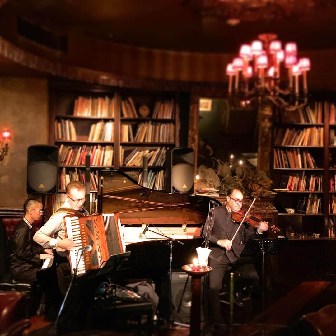 タブローズラウンジのインスタグラム：「今夜9月30日(日曜日)は Moreno Bussoleti(Accordion) Paul Florea(Vln) Ken Kawamura(Pf) によるタンゴナイト🎹🎶  他では見ることのできない圧巻のステージ！美しくも情熱的なタンゴの夜をご堪能ください。  1st stage 21:00~ 2nd stage 22:00~ (入れ替え無し) 3rd stage 23:00~ (入れ替え無し)  #tableauxlounge #tableaux  #cigarbar  #daikanyama #shibuya #ebisu #代官山タブローズラウンジ  #代官山タブローズ #シガーバー #代官山バー #代官山デート #渋谷バー #恵比寿バー #恵比寿 #喫煙専門店」