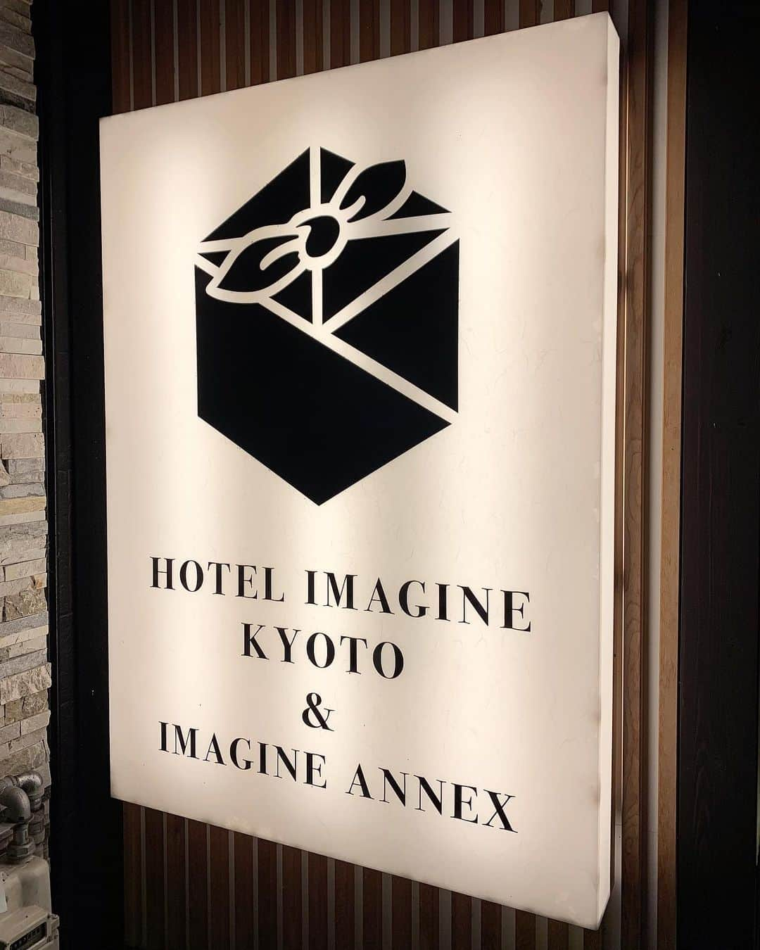 DJ NANAさんのインスタグラム写真 - (DJ NANAInstagram)「. . 京都旅行でのHotelは @imaginekyoto  #ホテルイマジン京都 🏢 . 場所は京都駅の八条口から数分⏰ . ゲストハウスとホテルと旅館を 合体させた様なホテルで エントランスにキッチンがあって 自由に使えたりとか (機械がバルミューダとか最新でワクワク！) 貸し出しアイテムも豊富！ ヘアビューロンの3Dはテンション上がった✨ . プチプラやしアメニティも沢山あるから 荷物少なめで気軽に行ける感じがいい💡 . 部屋は清潔感あって 和モダンなオシャレ内装な上 バストイレ別だったり バスタブ大きかったり 女優ミラーだったり クッションがヨギボーだったり こだわりがいっぱい感じられる 素敵なお部屋でした🥰 . 気軽に泊まれて最高になれる ホテルでした🙆‍♀️🙆‍♀️🙆‍♀️ . おすすめ❤️ . #hotelimaginekyoto #京都ホテル #japan #kyoto #hotel #travel #trip #日本 #京都 #宿 #ホテルレビュー #京都旅行 #嵐山 #祇園 #駅近 #l4l #instagood #instalike #happy」9月30日 21時08分 - dj_nana092