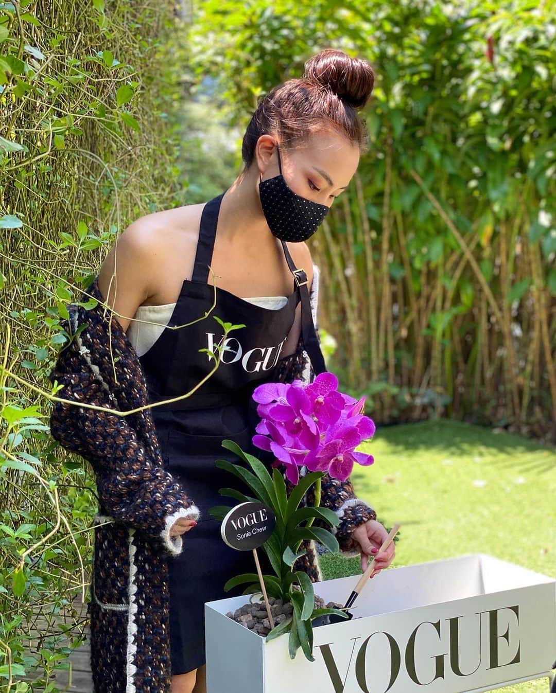 のインスタグラム：「Me tending to my orchids with my friends @dolcegabbana and @majeparis no less🤣 No seriously, I had no idea what I was doing (I mean a cactus died in my care before), thankfully the @voguesingapore team and @bschlippe were there to supervise! Thank you for inviting me to this intimate session to celebrate a milestone - the launch of @voguesingapore. Here’s to pushing boundaries, being fearless, and inspiring change 🤍  . Lotsa love to @violetfoocraze @dolcegabbana @majeparis @aldoshoes_sg @nicolequek」