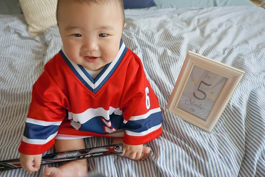 武田奈也さんのインスタグラム写真 - (武田奈也Instagram)「. 5month❤️ 　 ユニフォーム🏒が届きました🤍 たまらん🤤🤤 今週末から着て応援に行こうね🥰 　 ✔︎離乳食デビュー ✔︎おかゆはパクパク食べる ✔︎おすわりが好き ✔︎色んなものを持ったり引っ張ったりが出来るように ✔︎よだれの域を超えるよだれを出すのも好き 　 こたは初めての言葉が 「パパ大好き」になるように 何度も聞かせてます😏笑 　 #baby #babyboy #5month #男の子ベビー #男の子ママ #令和ベビー #アイスホッケー #王子イーグルス」9月30日 21時20分 - nana___takeda