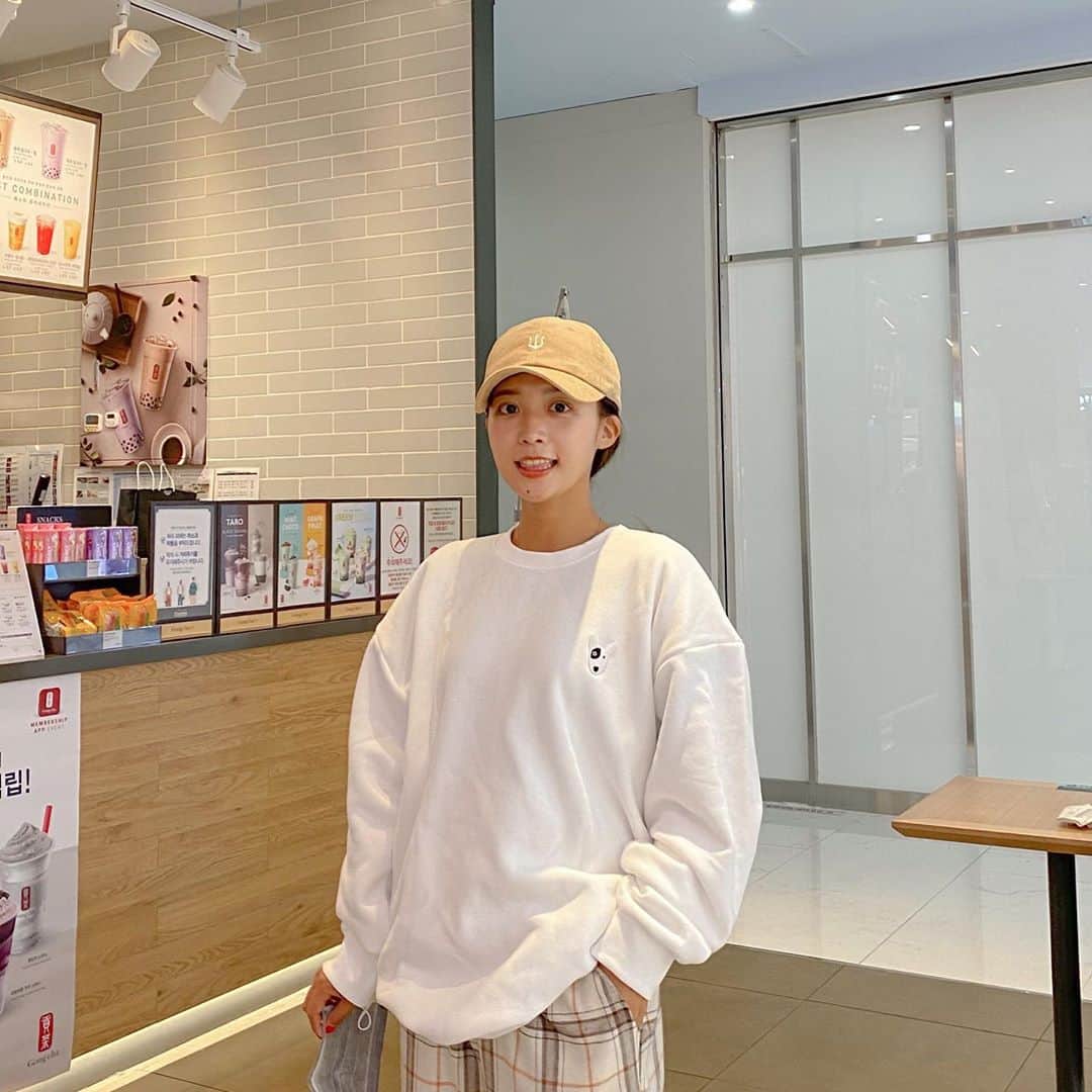 キム・ダヘのインスタグラム：「#광고 지만 #무료광고 🐶 저번 펀딩때도 제가 올렸었는데 요번에 @happydog_official_ 에서 ‘유기하지마세요’ 라는 의미를 담은 크루넥티를 제작했다고 합니다! 의미도 좋지만 심지어 티 퀄리티가 정말 좋아요 디자인도 예쁘구 왕따뜻기모 🤍🤍👍🏾  이번에도 마찬가지로 맨투맨 펀딩으로 얻은 모든 수익금은 전액 #유행사 @yuhengsa 에 기부된다고합니다 여러분!!!  우리 유기동물들을 위하여 다 함께 동참해보면 어떨까요? #사지마세요입양하세요 #유기견입양#기부펀딩」