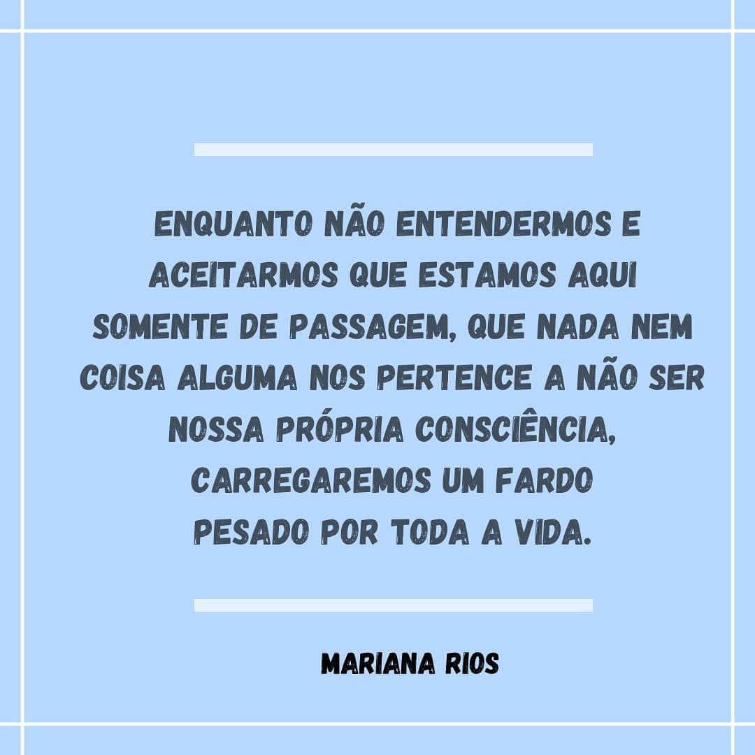 Mariana Riosのインスタグラム：「Enquanto não entendermos e aceitarmos que estamos aqui somente de passagem, que nada nem coisa alguma nos pertence a não ser nossa própria consciência, carregaremos um fardo pesado por toda a vida. Nada é de fato nosso. Recebemos aqui somente empréstimos, para que possamos aprender, e assim trilhar uma caminhada de elevação espiritual. O sofrimento vem do apego. Chegamos aqui sozinhos e partiremos da mesma forma. Aproveite o que lhe foi emprestado durante essa breve passagem. Mas não se apegue. Tudo, em algum momento, precisará ser devolvido. Mariana Rios  💙🙏🏼」