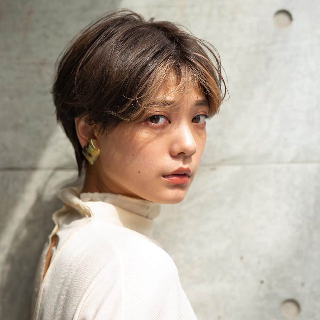 石川瑠利子のインスタグラム：「. . 秋メイク💄 @osaji__  AW collectionのフェイスカラーにリップスティックも💕 お気に入りの @lpdgem.official  のハイライトで艶と血色もよく🥳 . . OSAJI  ニュアンスフェイスカラー02 核心 OSAJI ニュアンスリップスティック10 足音 la peau de gem gemini glow highlight gh-01 . .  #cosme #instabeauty  #OSAJI #gemcosmetics #lpdgem #shorthair #fashion #髪の毛は安定の佐脇先生」