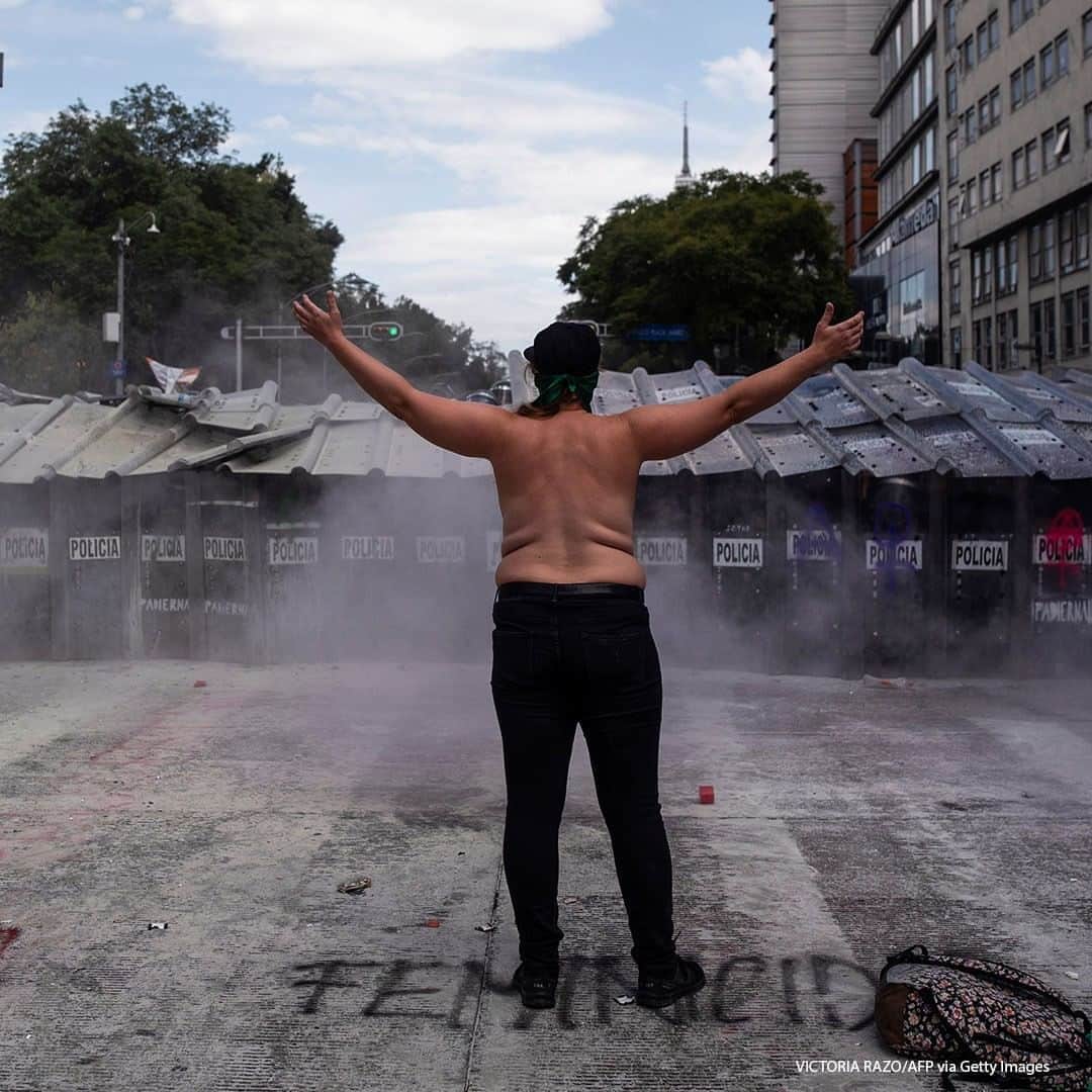 ABC Newsさんのインスタグラム写真 - (ABC NewsInstagram)「Supporters of the legalization of abortion clash with riot police during a demonstration in Mexico City. #mexico #abortion #protest」9月30日 21時17分 - abcnews