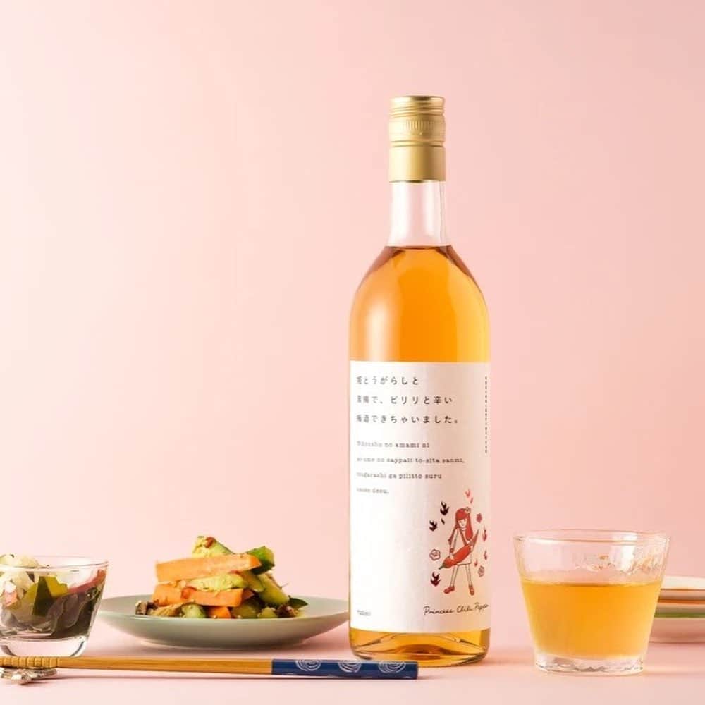 KURAND@日本酒飲み放題さんのインスタグラム写真 - (KURAND@日本酒飲み放題Instagram)「刺激はあとからやってくる  みんな驚く"辛い"梅酒  『姫とうがらしと青梅で、ピリリと辛い梅酒できちゃいました。』 ——————————— お酒に関するご質問はオンラインショップでお待ちしております。 おいしかったら #kurand で投稿してください！ ———————————  岡山県赤磐市の酒蔵がつくるピリリと辛い唐辛子梅酒です。日本酒をベースに、地元赤磐産の青梅をじっくり1年間漬け込んだ後、「姫とうがらし」をブレンドしました。刺激的な唯一無二の味わいが特長です。  #kurand #クランド #お酒 #sake #梅酒 #とうがらし #オンラインショップ #通販 #かわいいパッケージ #辛い #ピリリ」9月30日 21時17分 - kurand_info