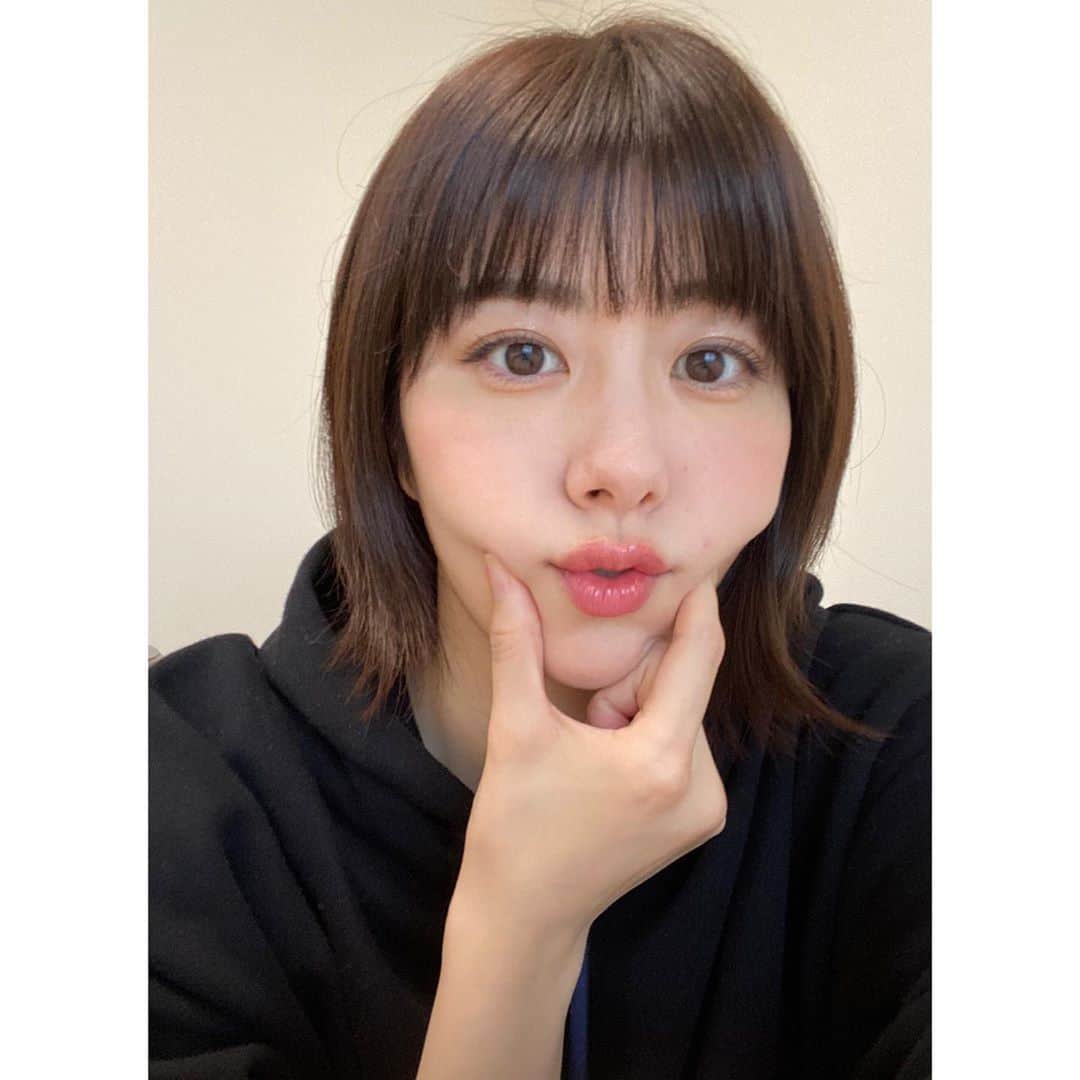 森山るりのインスタグラム：「. 久しぶりに自撮り👾 最近iPhone11proに変えました。 カメラの画質が良すぎる。 . あと最近すっかり秋になって 長袖ラバーだからすごく嬉しい😚🍁 ちょっとした近況でした〜 . #たまにはお知らせ以外も #ノーマルカメラ #ほっぺのニキビが治らない #あほ毛もしっかり写る」