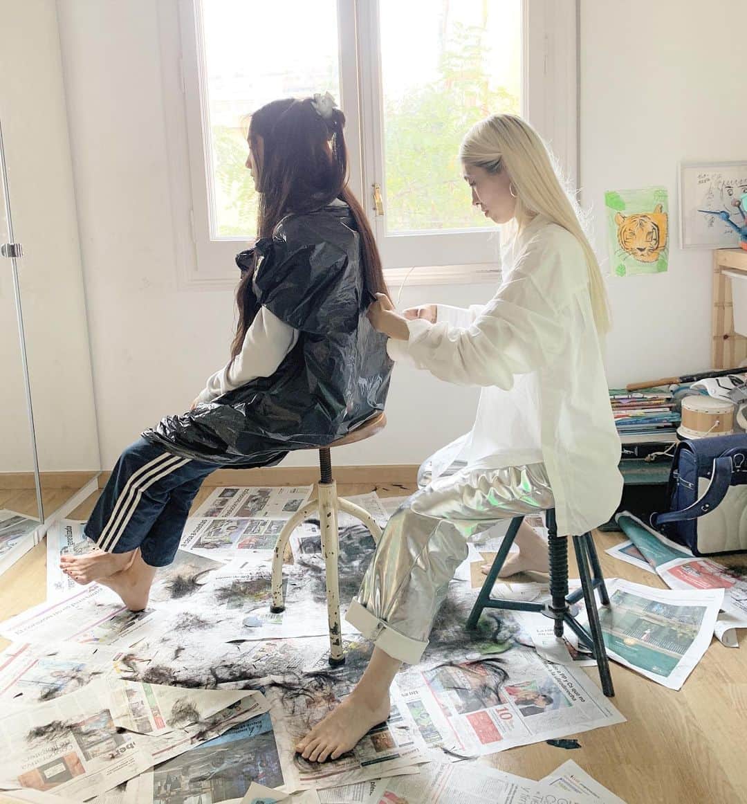 Sachiのインスタグラム：「Good memories /2018🇪🇸 . Spainに行った時に Nikoちゃんの髪を切ったの懐かしいなぁ。 . 石塚さんが用意して下さっていた　はさみが なかなか切れなくてw 正直焦りました。 ただただ、どんな場所にいても大切なhairを任せて頂けるのってサイコーに嬉しいです。 . Super respectな石塚さんfamilyに会いたいなぁぁ🌍 . #spain#Europa#travel  #goodtime#family  #biglove#goodmemories  #sachiのanothersky」