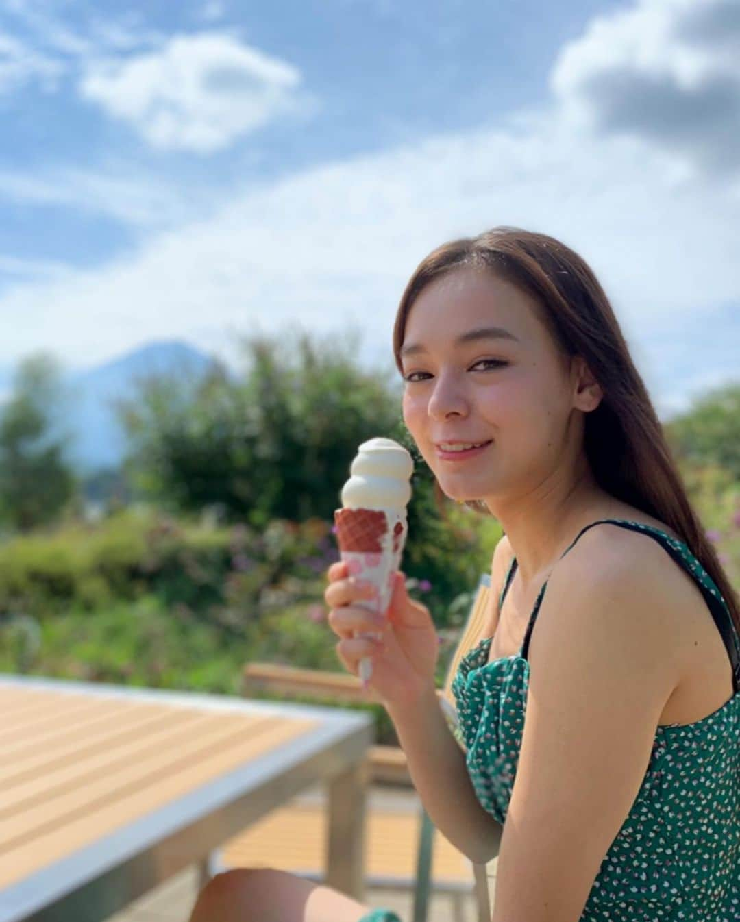 世良マリカさんのインスタグラム写真 - (世良マリカInstagram)「ソフトクリーム見るとゆらちゃん思い出す🍦♡ @yura_someno  すごく楽しそうな顔してるけどめっちゃたれてます😂 🍦 🍦 #ソフトクリーム」9月30日 21時24分 - seramali_jsmn