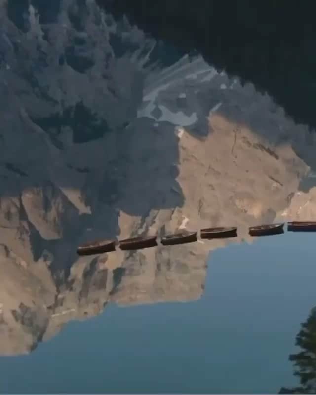 レクレルールのインスタグラム：「The Pragser Wildsee, Prags Dolomites, South Tyrol, Italy, Courtesy of @jacob via @slowroads  #italy #landscape #reflexion #theartofnature #beautifulnature #travelphotography #inspiration」
