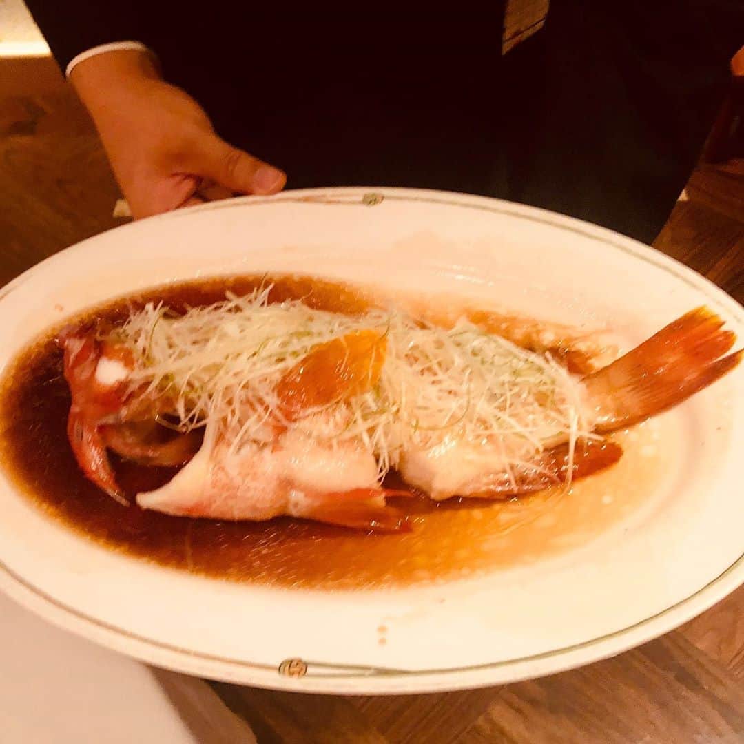 三浦瑠麗さんのインスタグラム写真 - (三浦瑠麗Instagram)「上海蟹のシーズンが到来しました。雲白肉、ジロール茸のスープ、赤ハタの蒸し物、ポルチーニ茸とトリュフのチャーハンと一緒に。秋ですね。」9月30日 21時27分 - lullymiura