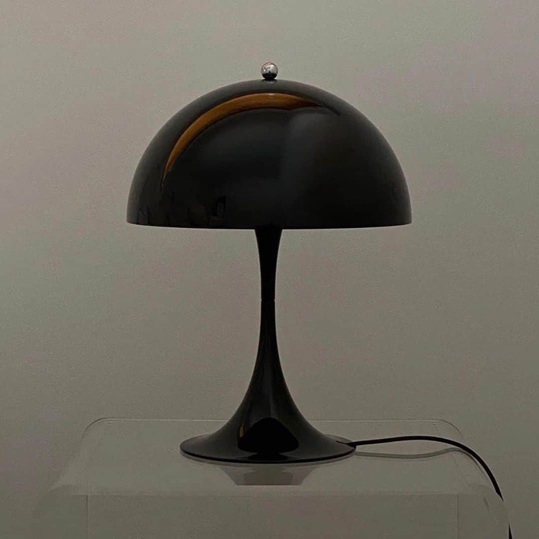 エレオノーラ・カリシのインスタグラム：「Celebrating the new formula of Milano Design City 2020 with this design crush : The Panthella lamp created by #VernerPanton for Danish design company Louis Poulsen #MilanoDesignCity #Panthella」