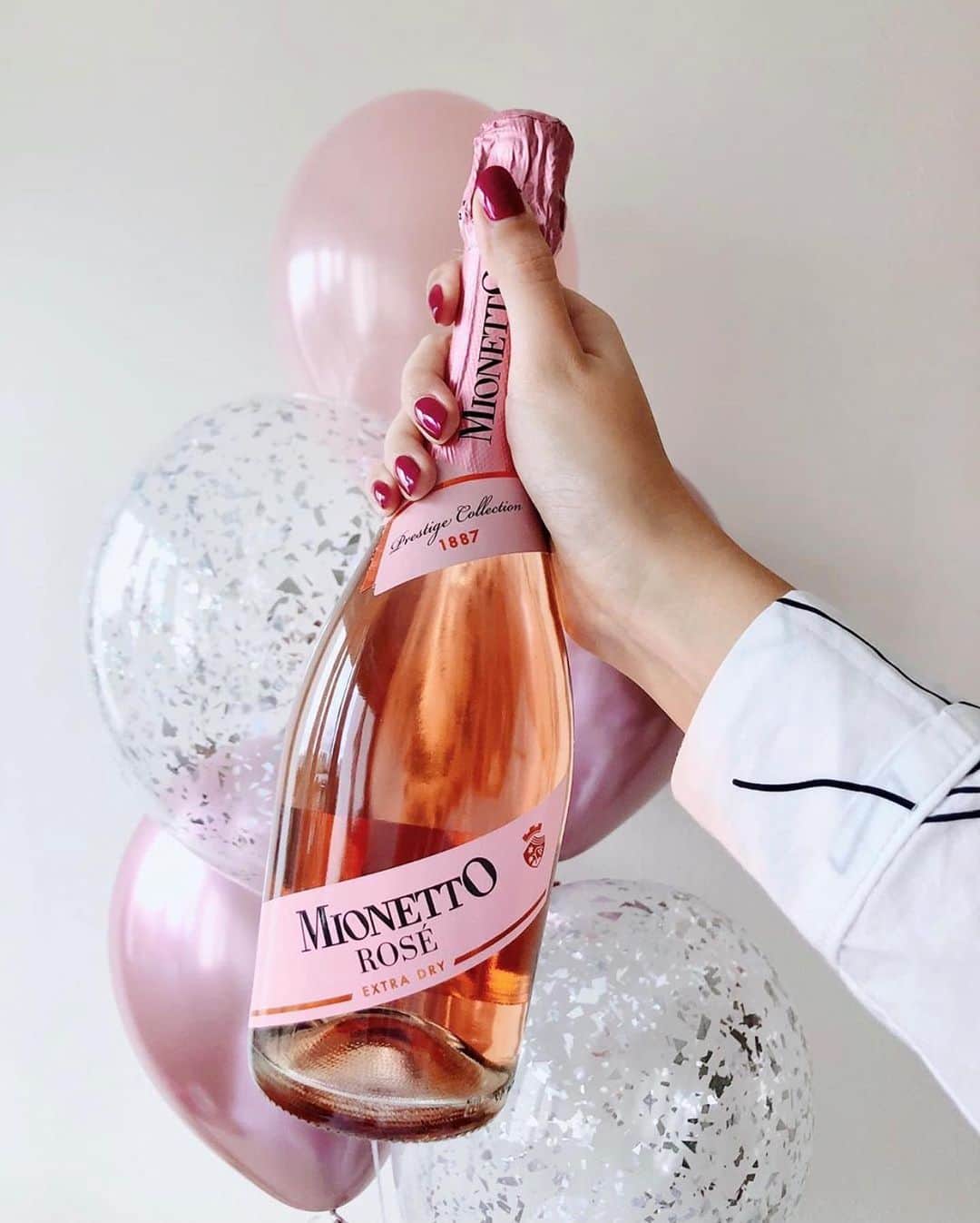 Mionetto Prosecco Montenegroのインスタグラム：「Za one posebne ružičaste trenutke! 💕🥂🎉 . . 📸: @lejdica  . .  #mionettoprosecco #valdobbiadene #G3Spirits #montenegro #mionettoME #lifestyle #mionetto #mymionetto #madeinitaly #prosecco #proseccotime #italy #sparklingwine #wine」