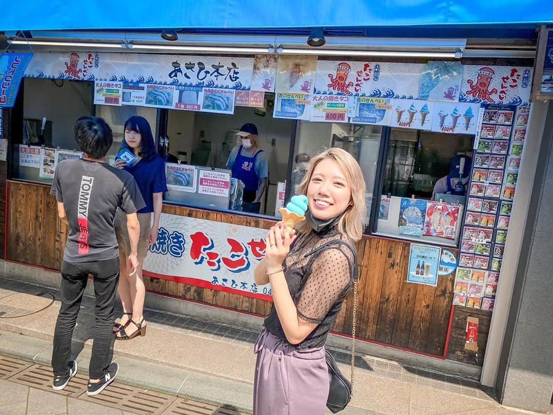 DJ CHI☆MEROのインスタグラム：「﻿ 夏も終わるので思い出pic🍧﻿ コロナの状況下色々な事に配慮して﻿ お出かけ来たのは番組スタッフさんのお陰です☺️﻿ ﻿ ﻿ ﻿ 江ノ島神社の一番上まで登って﻿ 美味しいしらす丼を頂きました😋✨﻿ ﻿ ﻿ ﻿ #江ノ島#江ノ島神社#鎌倉#魚見亭#鎌倉グルメ#グルメ」