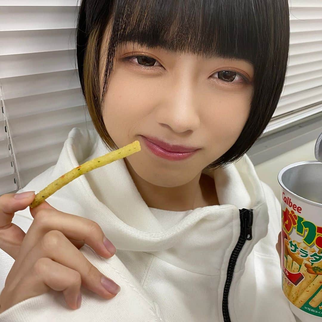 西野千明さんのインスタグラム写真 - (西野千明Instagram)「じゃがじゃが〜🍟 .  #じゃがりこ #sarada #sweets #yummy #delicious #berries #fog #fearofgod #parka #white #idol #pwc #白キャン #真っ白なキャンバス #西野千明 #美味しい #いいね #ショートボブ #インナーカラー #innercolor #food #followｍe #l4l」9月30日 21時46分 - konnichaaaki