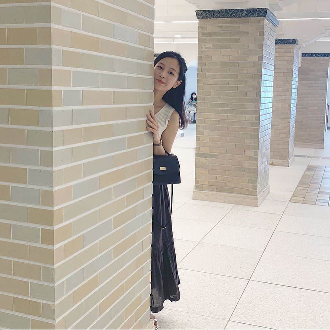 佐藤華純のインスタグラム：「.  【 #京セラ美術館 】  彼氏を待っていた彼女…的な…？🙄🌸  柱からチラッと  #ミスキャンパス立命館2020 #MCR2020  #立命館 #立命館大学 #京都 #女子大生  #ミスキャン #ミスコン #ファイナリスト  #京都カフェ #京都観光」