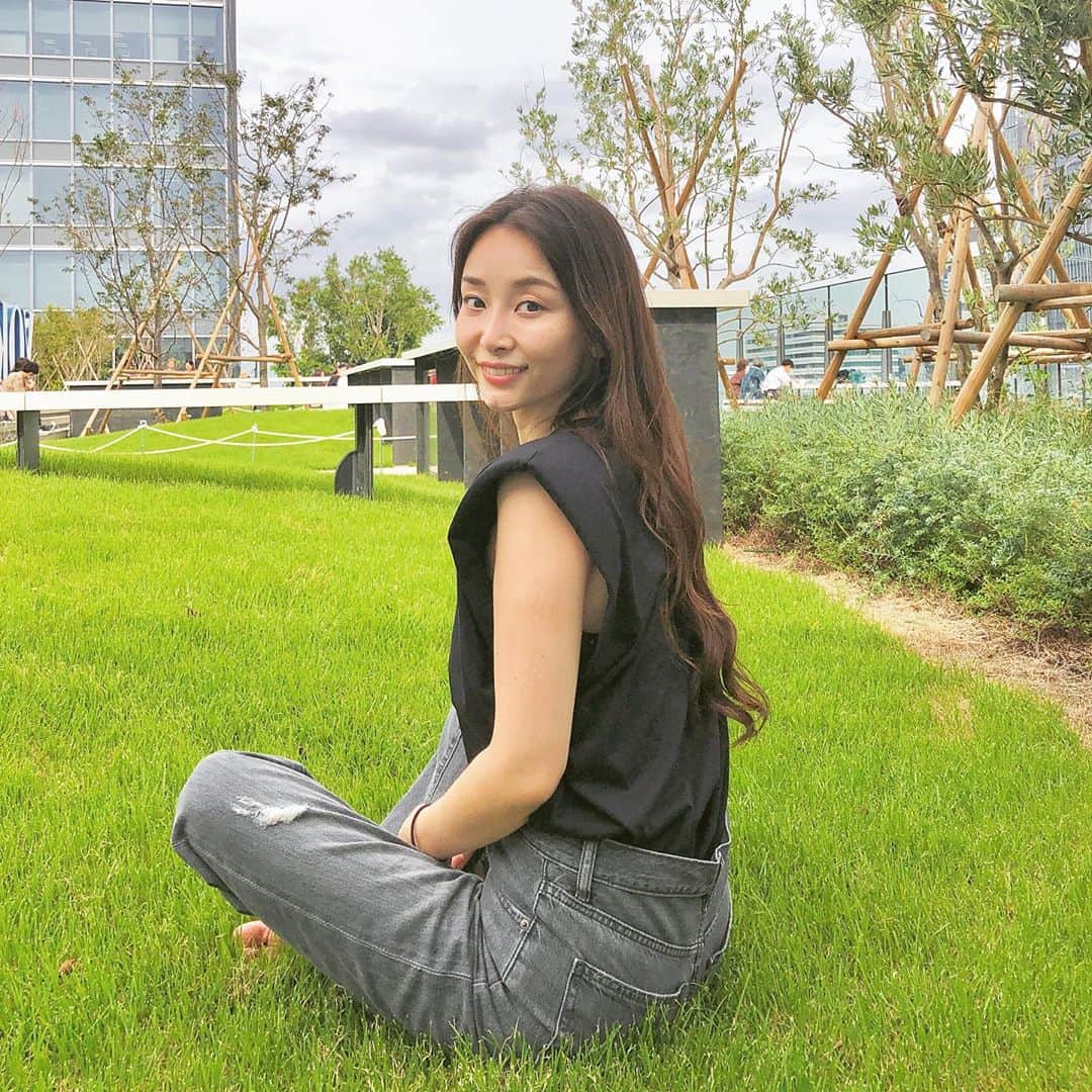 佐々木あさひのインスタグラム：「急に秋らしくなって、腕を出してたのがもうすでに懐かしい🍠 明日から10月、今年も残り92日。 １日１日に感謝してワクワク過ごせますように。」