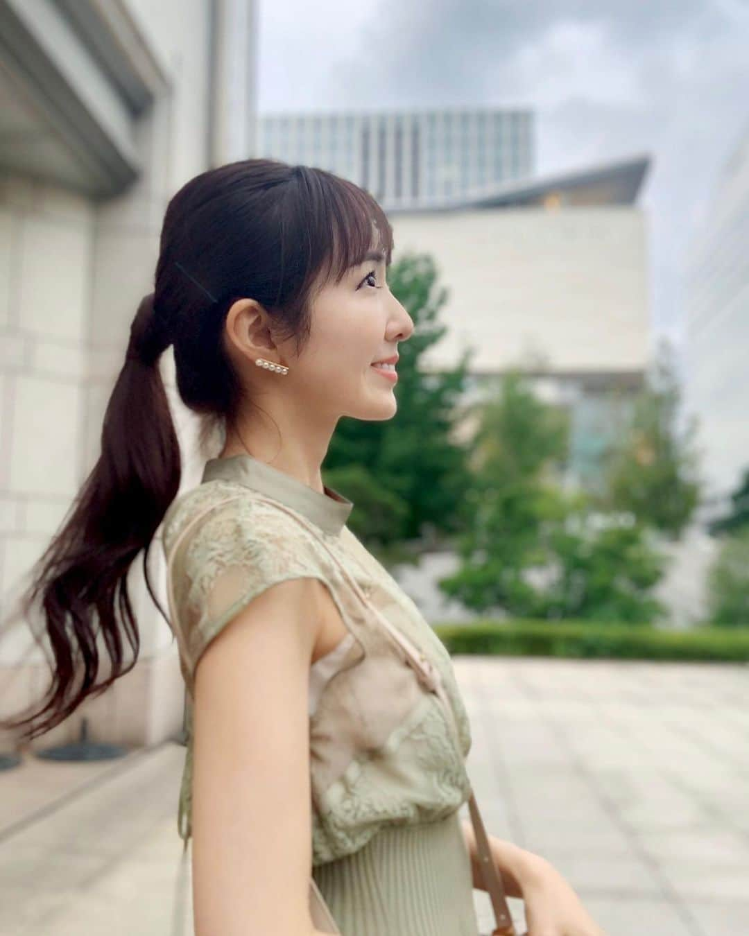 松本あゆ美さんのインスタグラム写真 - (松本あゆ美Instagram)「. 春に購入したワンピースですが、 落ち着いたグリーンなので秋でも着られかな🍏？ . 明日から10月ですね✨ 西日本は秋晴れ、 東日本・北日本はすっきりしないお天気での スタートになりそうです！ . . Onepiece：@snidel_official . . たまには#横顔 ショットを📸 . #snidel #snidelワンピース  #bottegaveneta #tasakibalance  #秋服コーデ #fashion #fashiongram  #ポニーテール #ポニーテール女子  #気象予報士 #セントフォース #松本あゆ美」9月30日 21時41分 - ayumi_matsumoto_1124