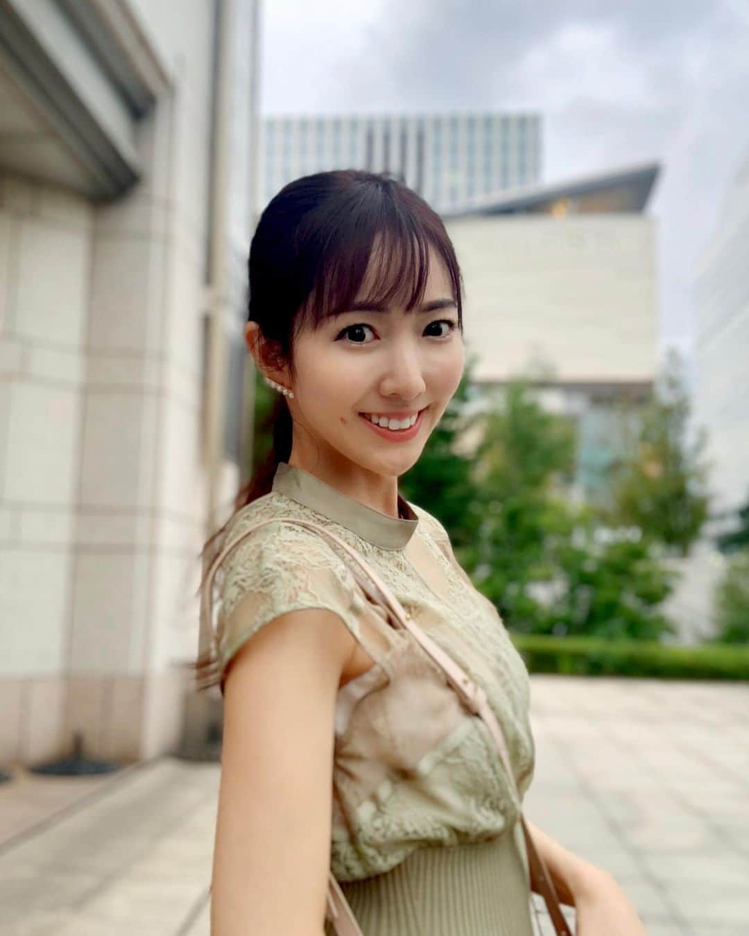 松本あゆ美さんのインスタグラム写真 - (松本あゆ美Instagram)「. 春に購入したワンピースですが、 落ち着いたグリーンなので秋でも着られかな🍏？ . 明日から10月ですね✨ 西日本は秋晴れ、 東日本・北日本はすっきりしないお天気での スタートになりそうです！ . . Onepiece：@snidel_official . . たまには#横顔 ショットを📸 . #snidel #snidelワンピース  #bottegaveneta #tasakibalance  #秋服コーデ #fashion #fashiongram  #ポニーテール #ポニーテール女子  #気象予報士 #セントフォース #松本あゆ美」9月30日 21時41分 - ayumi_matsumoto_1124