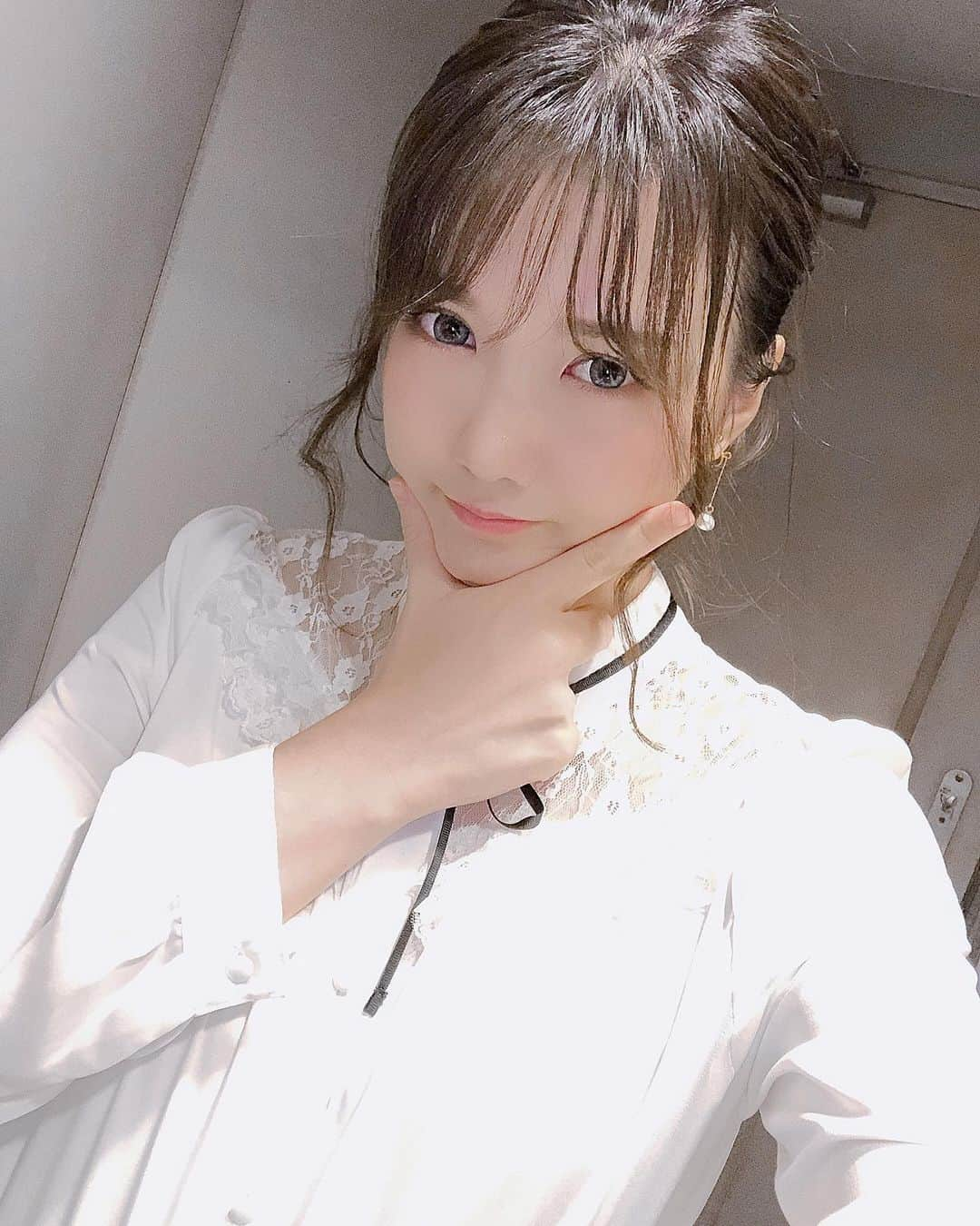 平口みゆきさんのインスタグラム写真 - (平口みゆきInstagram)「青っぽいカラコンしてみました💙🐇 . . . 最近は韓国のドラマにハマってます☺︎ . . #カラコン #青 #ターコイズブルー #韓国 #韓国風 #のつもり #😂 #見えないけど #団子ヘア #イメチェン #久々 に #アイライン #引いた #メイク #ずっと変えてない #研究しなきゃ #🤔 #selfie #makeup #make #contact #colorcontacts #korea #me #followｍe #平口みゆき #hiraguchimiyuki」9月30日 21時43分 - hiraguchimiyuki25