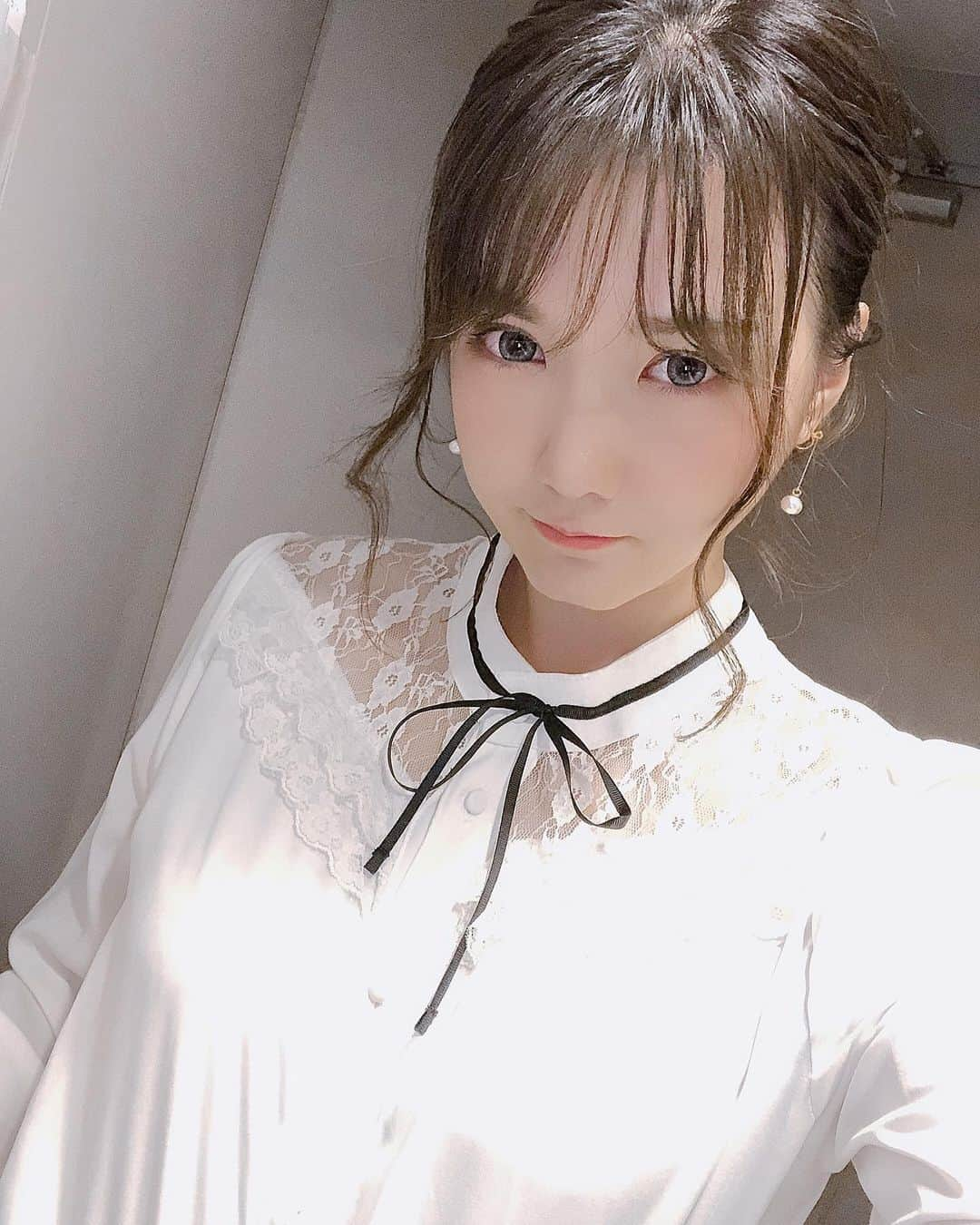 平口みゆきのインスタグラム：「青っぽいカラコンしてみました💙🐇 . . . 最近は韓国のドラマにハマってます☺︎ . . #カラコン #青 #ターコイズブルー #韓国 #韓国風 #のつもり #😂 #見えないけど #団子ヘア #イメチェン #久々 に #アイライン #引いた #メイク #ずっと変えてない #研究しなきゃ #🤔 #selfie #makeup #make #contact #colorcontacts #korea #me #followｍe #平口みゆき #hiraguchimiyuki」