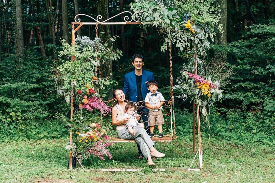 磯部映見のインスタグラム：「family portrait on my 30th birthday💐  Thirty used to sound super old when I watched sex and the city and friends. But being thirty...! Feeling very liberating so far. Thirty flirty and fabulous is a real thing.  Twenties, what a memorable decade.  you were legendary and transformative.   I'm excited to see what the future holds. I look to my next decade with excitement, determination, and love🍷  9月が終わっちゃう！今月は家族史上一番忙しくヘトヘトの中、30歳になりました。  20代  記憶がないほど遊んで 記憶に刻まれるほど働いて 言うことなし！  30代、どの方向から見ても大人だけどなんか軽々しいのね。既に楽しいです🥂  私達の結婚式の写真を撮ってくれた　@yosukekinoshita カメラマンが記念の一枚を取ってくれました。良いご縁のバトンで今があります。  10月はもう少し時間の自由と解禁したお酒と30歳を楽しみたーい  #hellothirty #september2020」