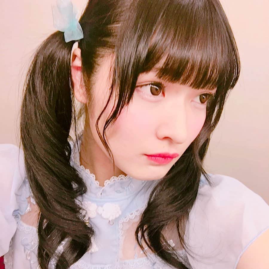 のインスタグラム：「・ ・ ・ 横顔。 ツインテール最近しない。 ツインテール好きだったけど この歳はもうできないな🥺。 ・ ・ ・ #アイドル #ツインテール #前髪 #命 #毎日 #自分で切ってた #衣装 #ふわふわ #姫 #TikTok #Instagram #高めツインテール #おっぱい #まきてぃ #水色」