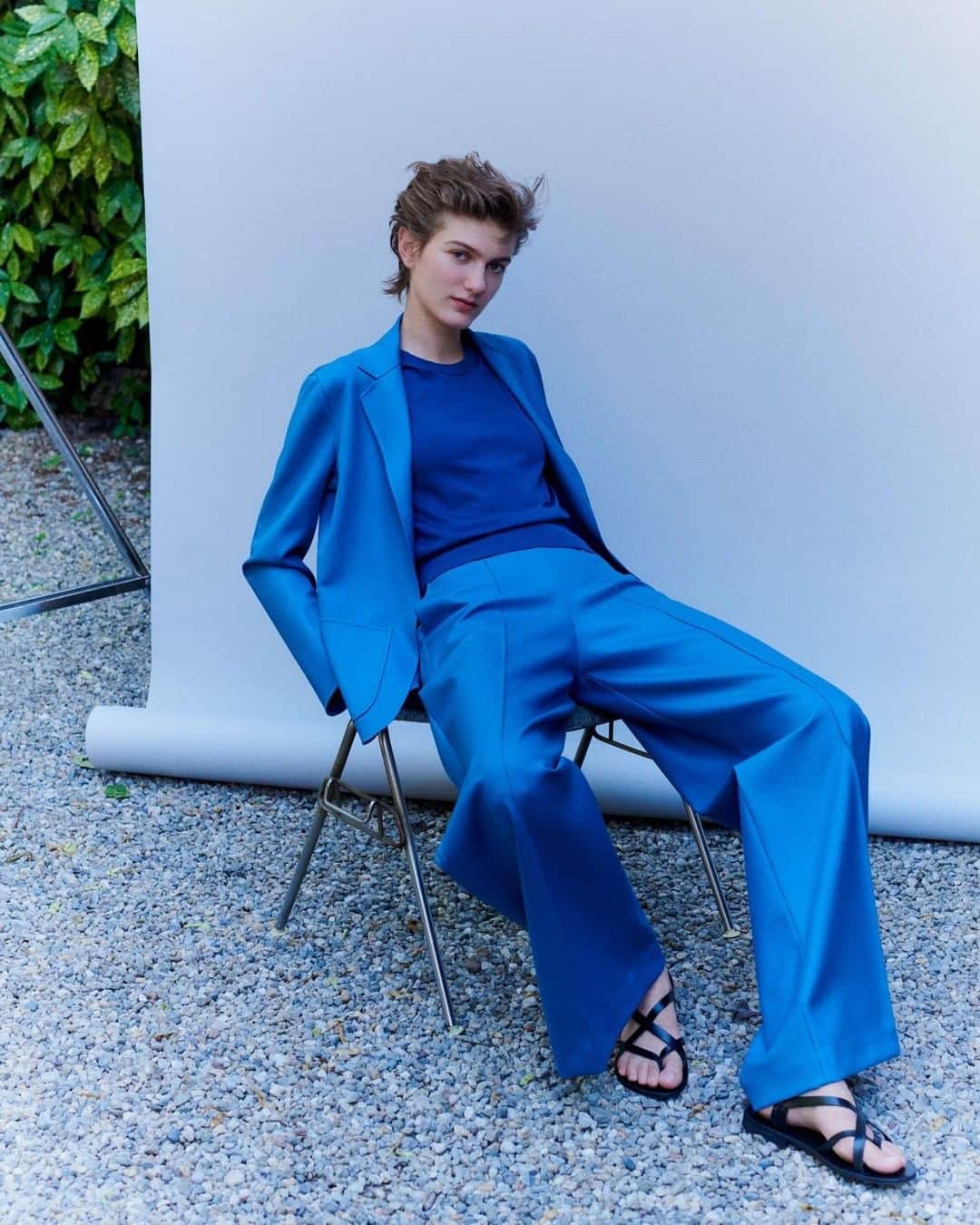ミラショーンのインスタグラム：「Memory of a danube_blue⠀  ⠀ ⠀⠀ #milaschon #tailleur #bluetailleur #tailleurfemme #bluedress #bluedresses💙 #bluejacket #bluetrousers」