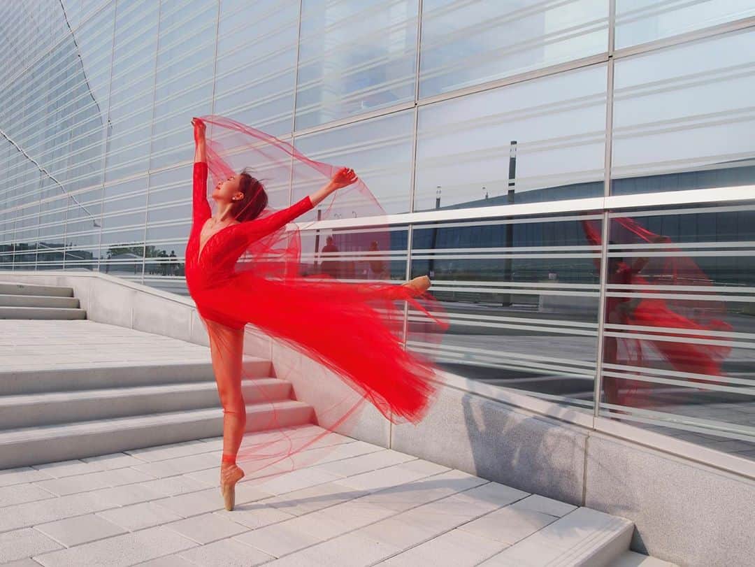 のインスタグラム：「Photo by @annedryburgh 📸 She was my mother in Giselle😇🩰☘ She is a ballet teacher at @ecole_superieure_de_ballet and she is beautiful inside out! Thank you for the fun time Anne!📸🙏🌈 . Beautiful red tutu by @onpointetutus it was a surprise! Thank you for making beautiful leotards and tutus for me, I am so lucky🥰🙏💕」