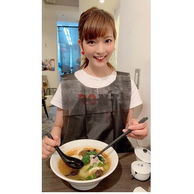 美蘭レンナのインスタグラム：「.  あっという間に9月最終日😊✨✨  この間、最近ハマってる「麻辣湯」を 食べに行きました😋✨  麻辣湯は 薬膳スープの中に、野菜やきのこ類等の 具材と春雨を入れた 中華料理なので、 美容にも健康にも とても良いのです🥰🥰  ここの麻辣湯は具材・麺・辛さを 全部オーダー出来るので、　 その時の気分で色々楽しめるんです😆😆  9月2回めの麻辣湯は 前回より辛さを0.5 辛くして 食べてみました😁😁  美味しくて、 身体も温まって、 お肌ツルツルになって、一石三鳥✌️✨✨  麻辣湯、オススメです☺️💕  #麻辣湯#麻辣湯麺#オーダー#中華料理#薬膳#薬膳料理#漢方#春雨#春雨スープ#健康#美容#医食同源#ランチ#美味しい#美味しいご飯#美味しいもの好きな人と繋がりたい#オススメ#昨日のランチ は#酢辣湯#小籠包」