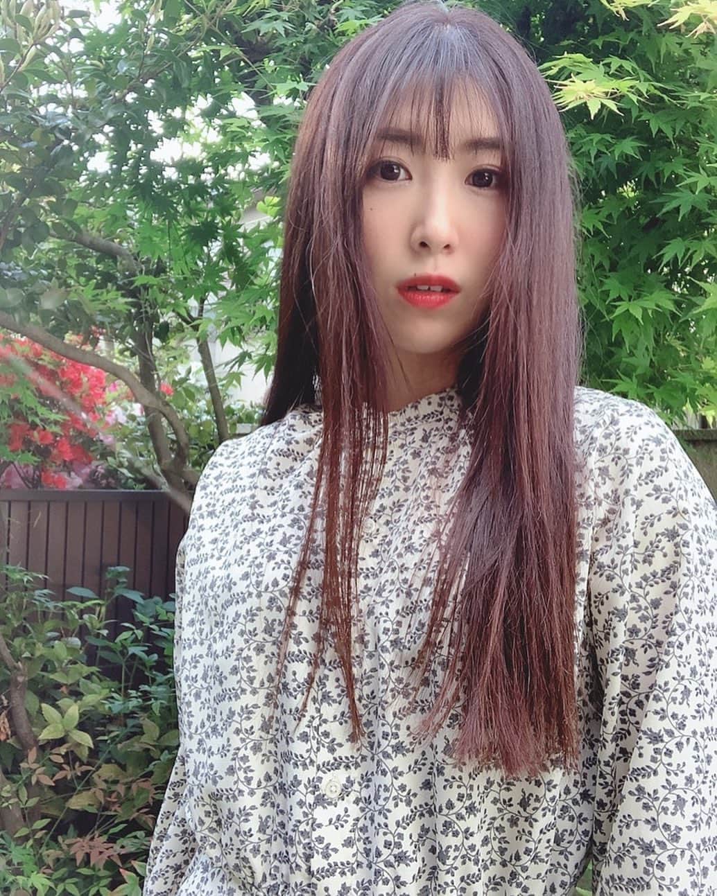 のインスタグラム：「good bye my favorite September♡ ありがとう9月 10月もいい月になりますように🐰💗 秋は赤リップにしたくなるよね💄 #ありがとう9月#9月生まれ #シースルーバンク#ロングヘア#秋#リップ  #ヘアカラー#バイオレットカラー #ロングヘア #ヘアスタイル#美容#ladianceandco#ヘアメイク #longhair#japanesegirl#beauty#미용」