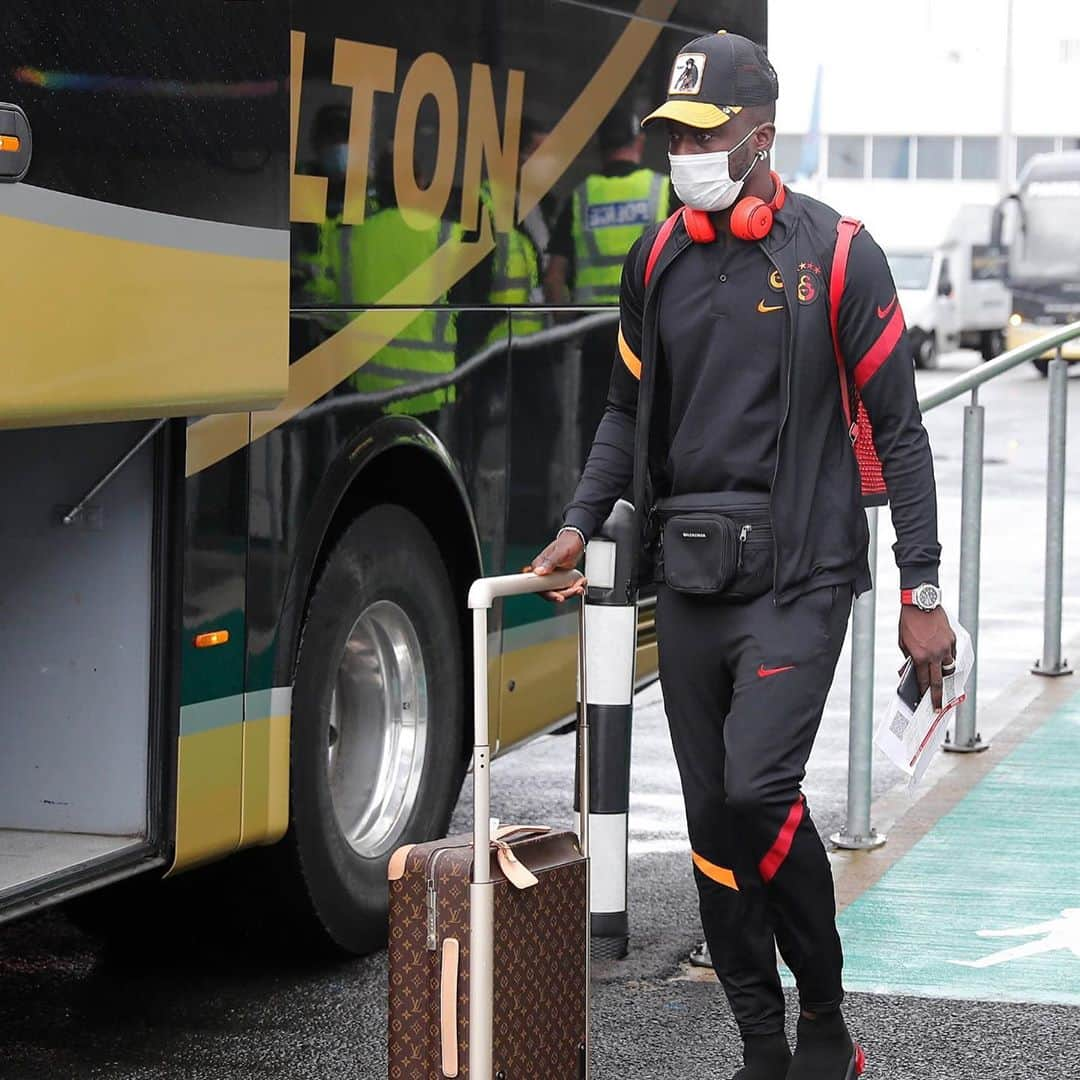 ガラタサライSKさんのインスタグラム写真 - (ガラタサライSKInstagram)「🛬 Galatasarayımız, resmi sponsorumuz @turkishairlines uçağıyla Glasgow'a iniş yaptı. #RANvGS #UEL」9月30日 21時54分 - galatasaray