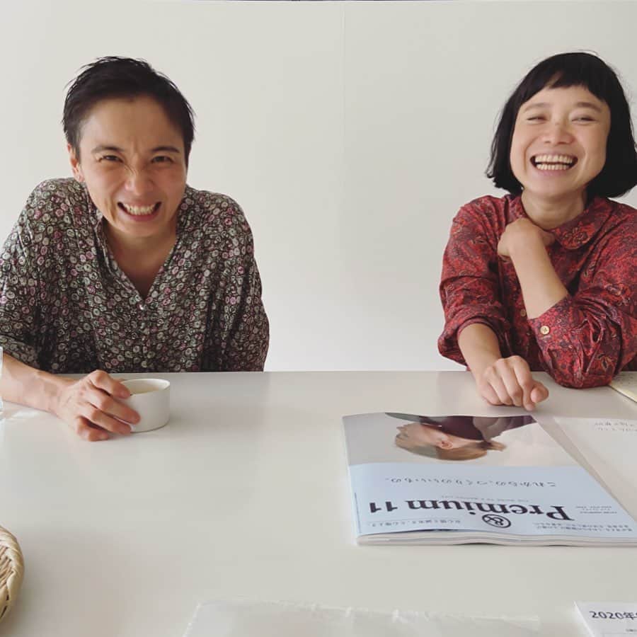 渡辺有子のインスタグラム：「おもしろくてかわいくて。元気になれる、このおふたりと「&premium」連載撮影。早いもので11.12月売号を撮り終えました。10月売号は愛用のサーバーのお話と料理です。 #アンドプレミアム」