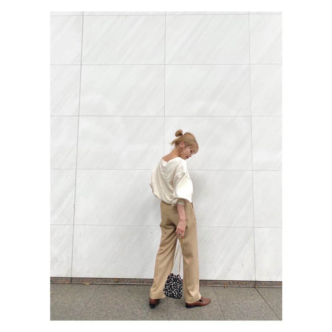 ETRÉ TOKYO ストアさんのインスタグラム写真 - (ETRÉ TOKYO ストアInstagram)「@etretokyo﻿ ﻿ Staff：ルミネ新宿店 ﻿ Sakiko 154cm【@etretokyo_sakiko 】 ﻿ ﻿ 《 10/1 NEW ARRIVAL 》﻿ ﻿ #ボリュームスリーブネッププルオーバー﻿ ￥15,000 + TAX﻿ 着用：OFF WHITE﻿ ﻿ ネップを多く入れた1枚でも表情感のあるプルオーバー。﻿ ボリュームのある袖がカジュアルな素材感に女性らしさをプラス。ボトムスに困らない今季重宝いただけるアイテムです。﻿ ﻿ #etretokyo#etre#fashion#ootd#outfit#coordinate#mineby3mootd#casual#etretokyoshinjuku#etretokyo_staff_ootd#2020etre_aw ﻿ #エトレ#エトレトウキョウ#秋コーデ#シンプルコーデ#大人コーデ#大人カジュアル #ルミネ新宿」9月30日 21時57分 - etretokyo_store
