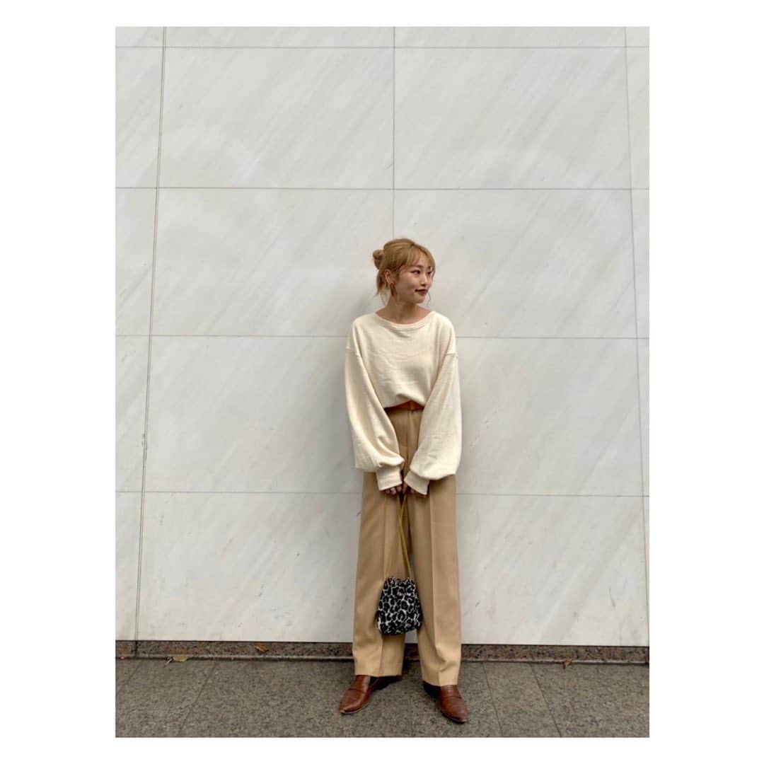 ETRÉ TOKYO ストアさんのインスタグラム写真 - (ETRÉ TOKYO ストアInstagram)「@etretokyo﻿ ﻿ Staff：ルミネ新宿店 ﻿ Sakiko 154cm【@etretokyo_sakiko 】 ﻿ ﻿ 《 10/1 NEW ARRIVAL 》﻿ ﻿ #ボリュームスリーブネッププルオーバー﻿ ￥15,000 + TAX﻿ 着用：OFF WHITE﻿ ﻿ ネップを多く入れた1枚でも表情感のあるプルオーバー。﻿ ボリュームのある袖がカジュアルな素材感に女性らしさをプラス。ボトムスに困らない今季重宝いただけるアイテムです。﻿ ﻿ #etretokyo#etre#fashion#ootd#outfit#coordinate#mineby3mootd#casual#etretokyoshinjuku#etretokyo_staff_ootd#2020etre_aw ﻿ #エトレ#エトレトウキョウ#秋コーデ#シンプルコーデ#大人コーデ#大人カジュアル #ルミネ新宿」9月30日 21時57分 - etretokyo_store