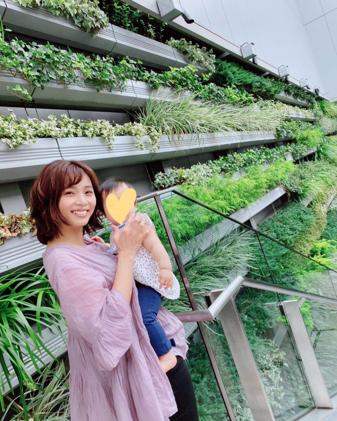 加藤雅美さんのインスタグラム写真 - (加藤雅美Instagram)「. GINZASIXの屋上をぐるりと 探検したのですが、 本当にありとあらゆるところに緑があって 歩いてるだけで癒されました🥰🍀✨ 銀座の街をこんなに高いところから見ることも あまりないので楽しかったです🌈 ドリンク片手にちょっと休憩も良さそう☕️ また行きたいな😊🌼 . センスありすぎる素敵な写真を たくさん撮ってくださった ママ友ミクさんに感謝です🥺🙏💕 . これからも娘共々仲良くしていただけたら 嬉しいです😊🌸 . #ginzasix #銀座 #ギンザシックス #美人ママ友 #子連れ #子連れ遊び場 #芝生 #令和元年ベビー #生後11ヵ月 #10月生まれ #女の子ママ #東京子連れスポット #べびすたぐらむ #たかいたかい #instagood #love #happy #smile #sky #enjoy #baby #babygirl #japanese #japanesegirl #japan #tokyo #ginza #me #followme #加藤雅美」9月30日 21時57分 - mamikato97