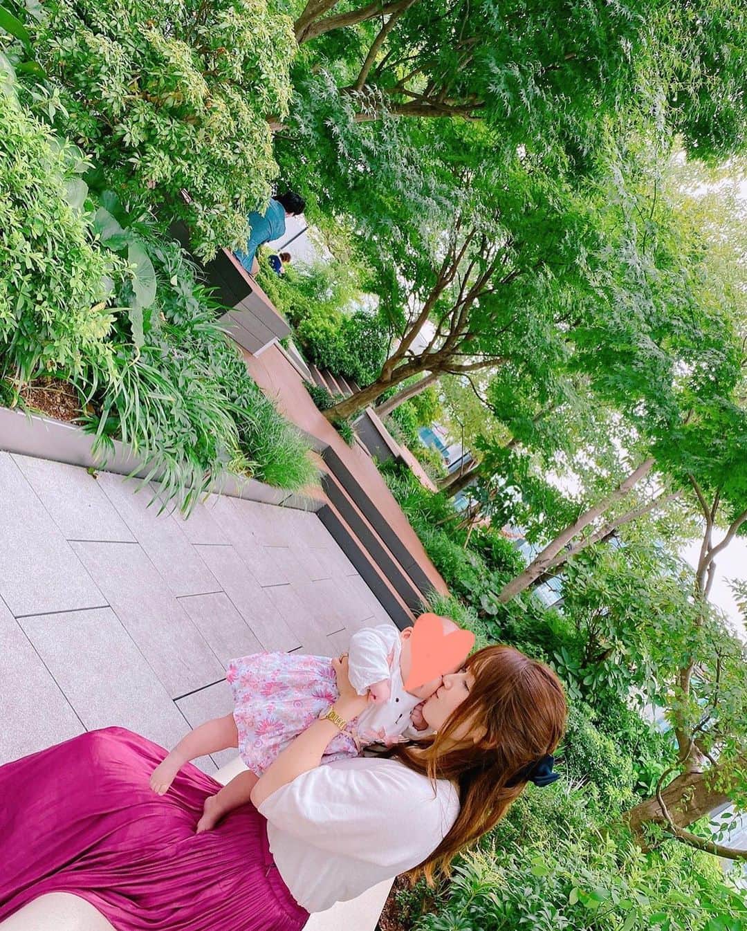 加藤雅美さんのインスタグラム写真 - (加藤雅美Instagram)「. GINZASIXの屋上をぐるりと 探検したのですが、 本当にありとあらゆるところに緑があって 歩いてるだけで癒されました🥰🍀✨ 銀座の街をこんなに高いところから見ることも あまりないので楽しかったです🌈 ドリンク片手にちょっと休憩も良さそう☕️ また行きたいな😊🌼 . センスありすぎる素敵な写真を たくさん撮ってくださった ママ友ミクさんに感謝です🥺🙏💕 . これからも娘共々仲良くしていただけたら 嬉しいです😊🌸 . #ginzasix #銀座 #ギンザシックス #美人ママ友 #子連れ #子連れ遊び場 #芝生 #令和元年ベビー #生後11ヵ月 #10月生まれ #女の子ママ #東京子連れスポット #べびすたぐらむ #たかいたかい #instagood #love #happy #smile #sky #enjoy #baby #babygirl #japanese #japanesegirl #japan #tokyo #ginza #me #followme #加藤雅美」9月30日 21時57分 - mamikato97