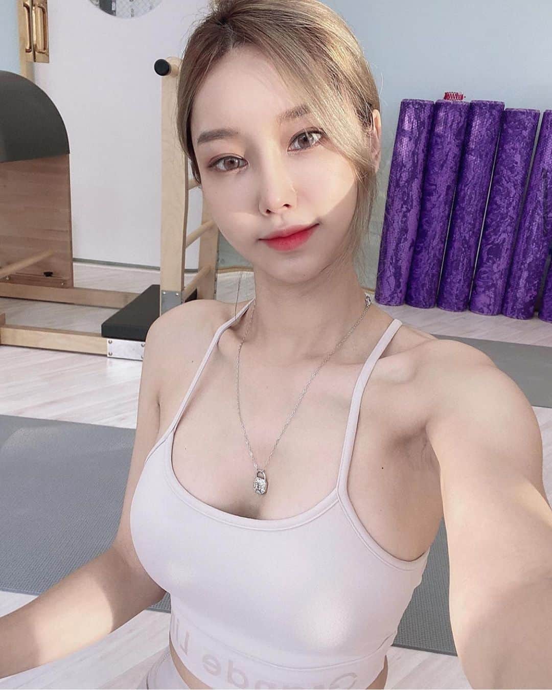 BodyON Koreaさんのインスタグラム写真 - (BodyON KoreaInstagram)「Wow!! yun_chocho 👍😎💕 | | 🔥생각과 삶이 멋진 #운동 피플들을 바디온코리아는 응원합니다! | | 🍀자신 or 주변 지인 중에 짐패션 핫피플 계시면 DM 보내주세요📩 | |  #koreafashion #ootd #koreamodel #koreastyle #ulzzanggirl #koreagirl #fitnessgirl  #ulzzangfashion #daily #dailylook  #selfie #kbeauty #koreabeauty #오오티디 #셀스타그램 #운동하는여자 #데일리룩 #헬린이 #레깅스패션 #홈트 #눈바디 #bodygoals #model #fitgirls #body」9月30日 21時57分 - bodyonkorea